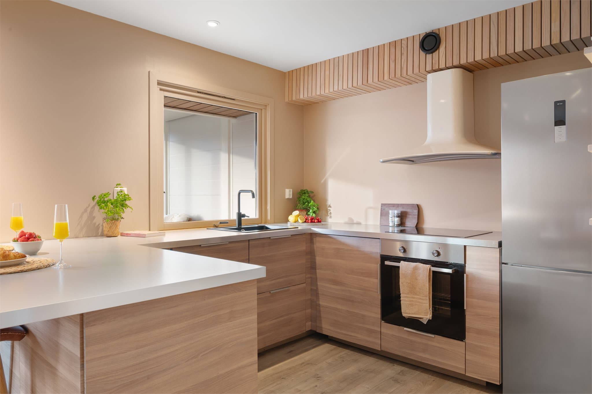 - Her har man god skap- og benkeplass som gjør matlagingen til en drøm -