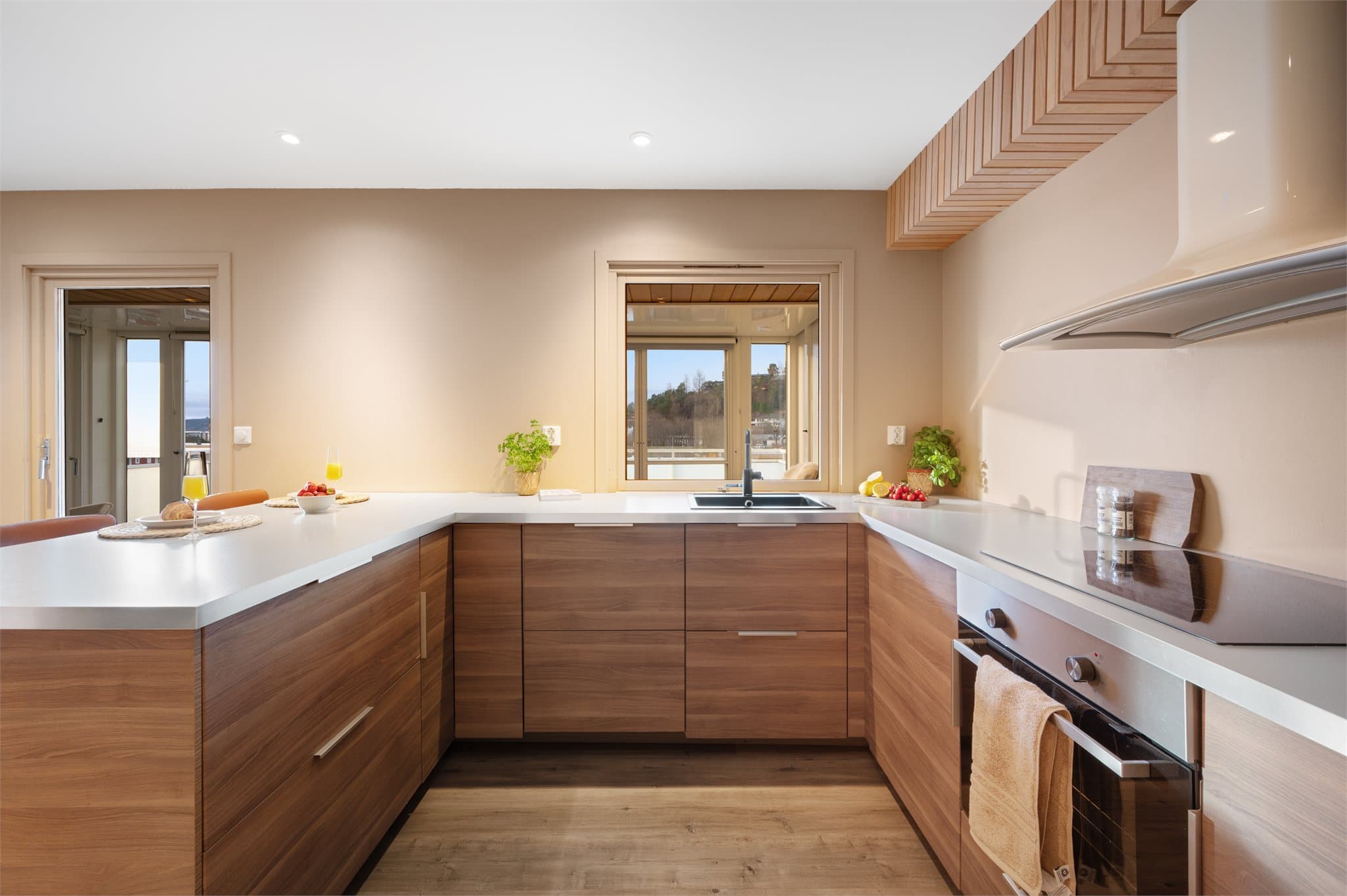 - På kjøkkenet er det integrert stekeovn, induksjon platetopp, oppvaskmaskin og kombinert kjøle- og fryseskap -