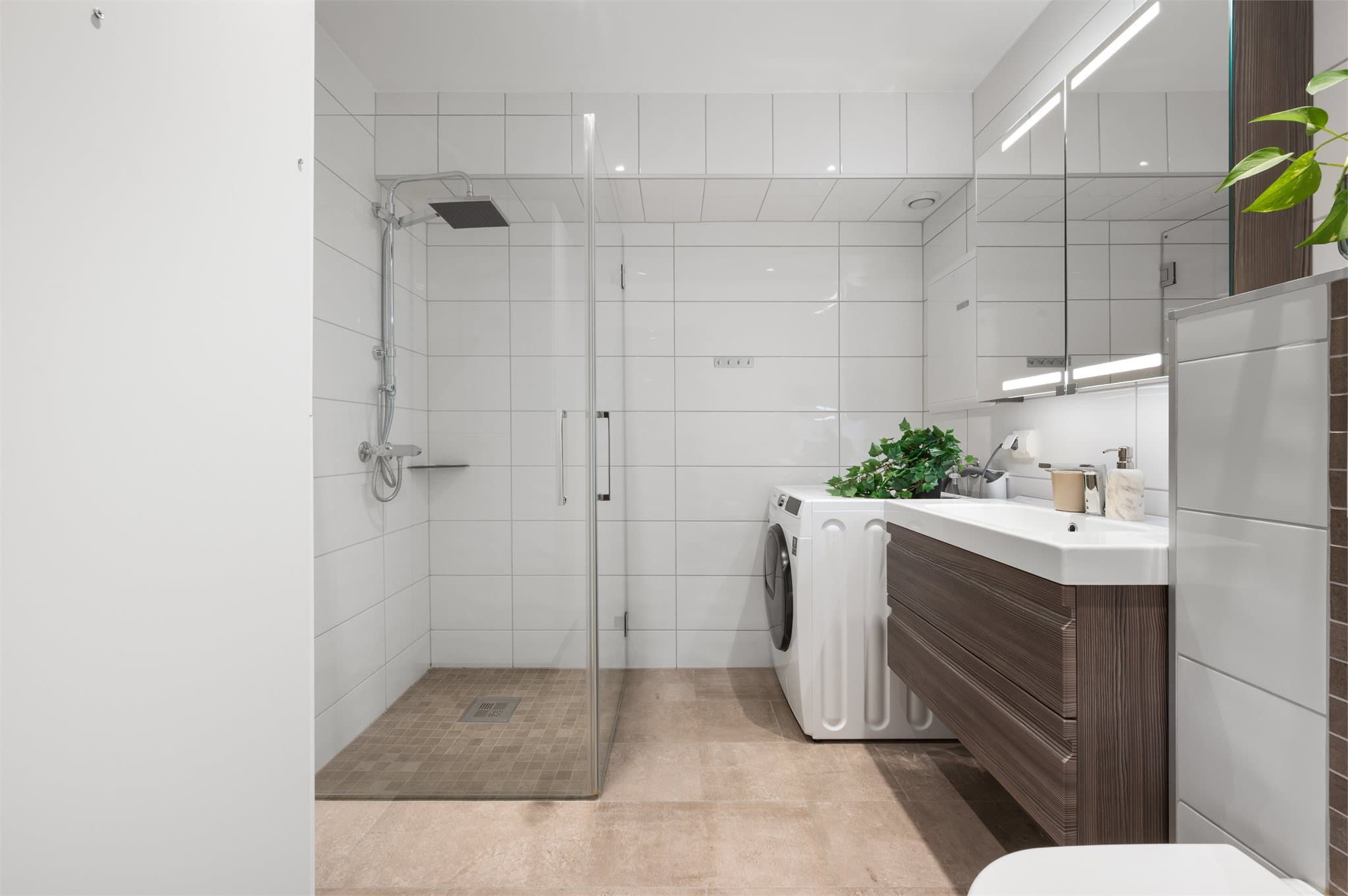 - Lekkert helfliset bad med varme i gulv -