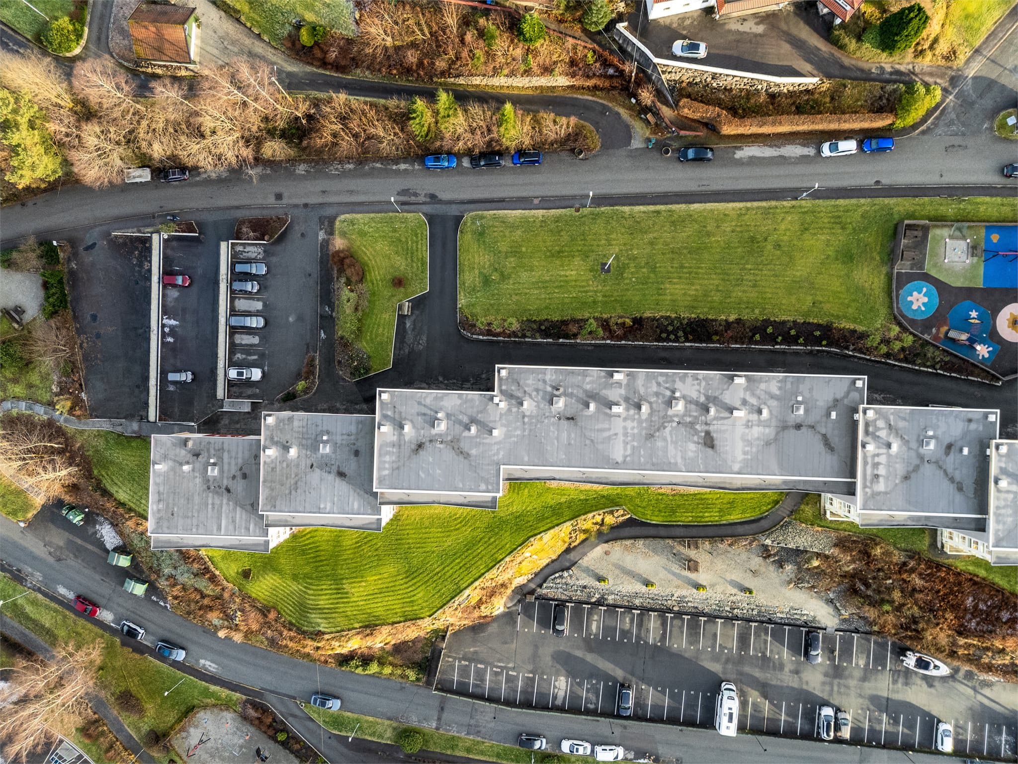 - Borettslaget har sitt uteområde er pent opparbeidet med store grøntarealer -