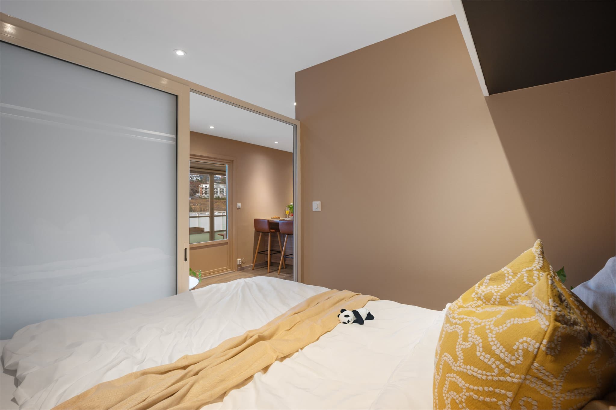 - Merk lekre detaljer som listefritt i himling og spotter i alle rom -