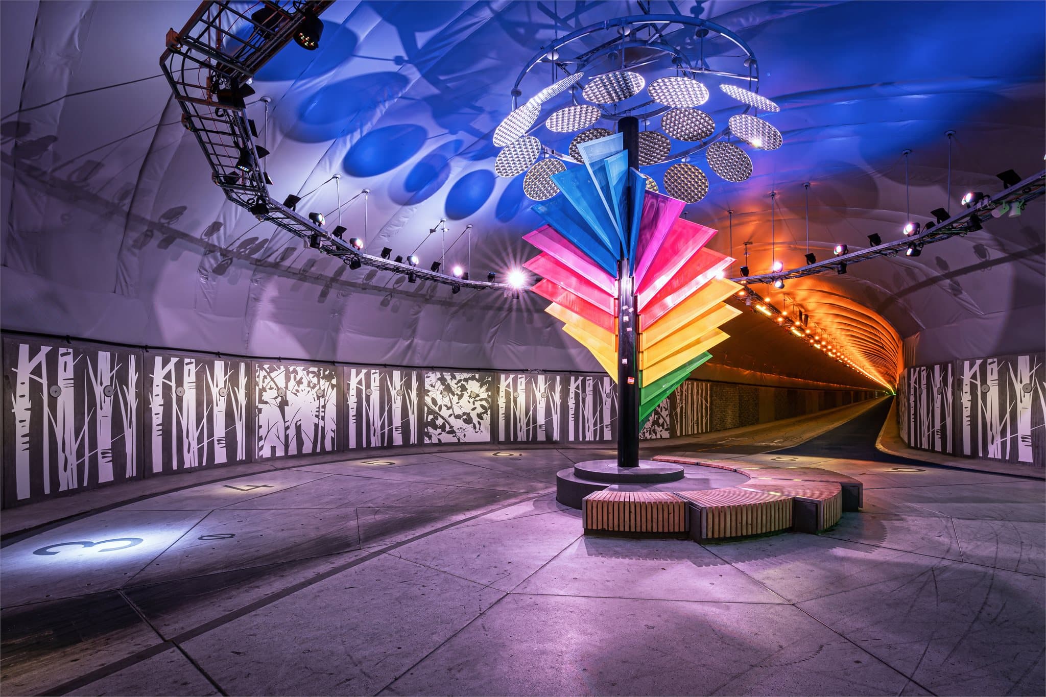 - Gang-og sykkeltunnellen er Europas lengste med 3km en vei, holder jevn temperatur hele året- perfekt for store og små! -