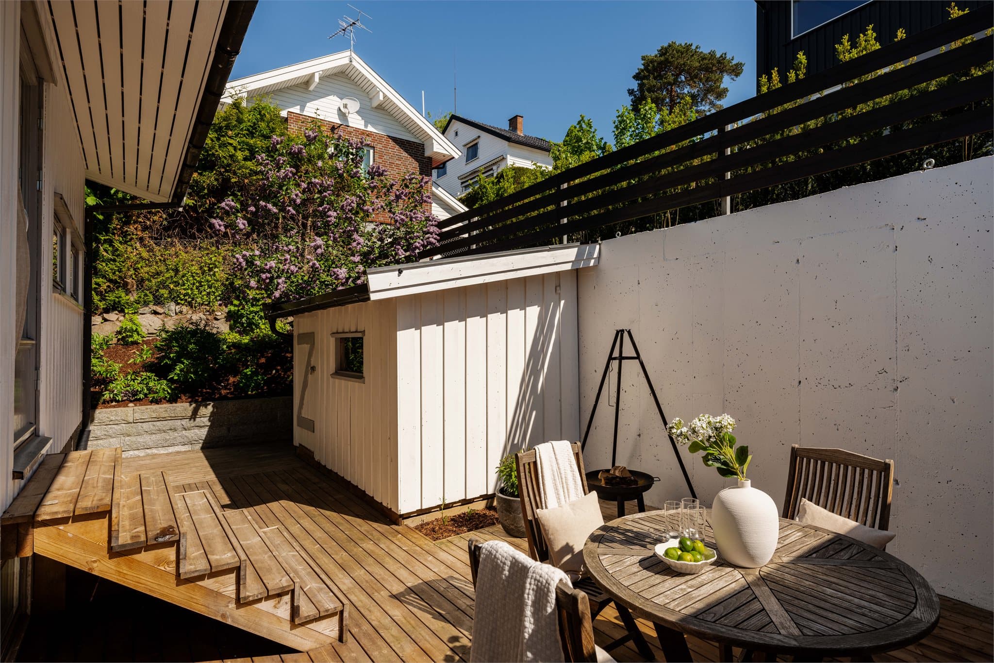 Praktisk utebod på 6 m² gir god lagringsplass for hageredskaper og utstyr.