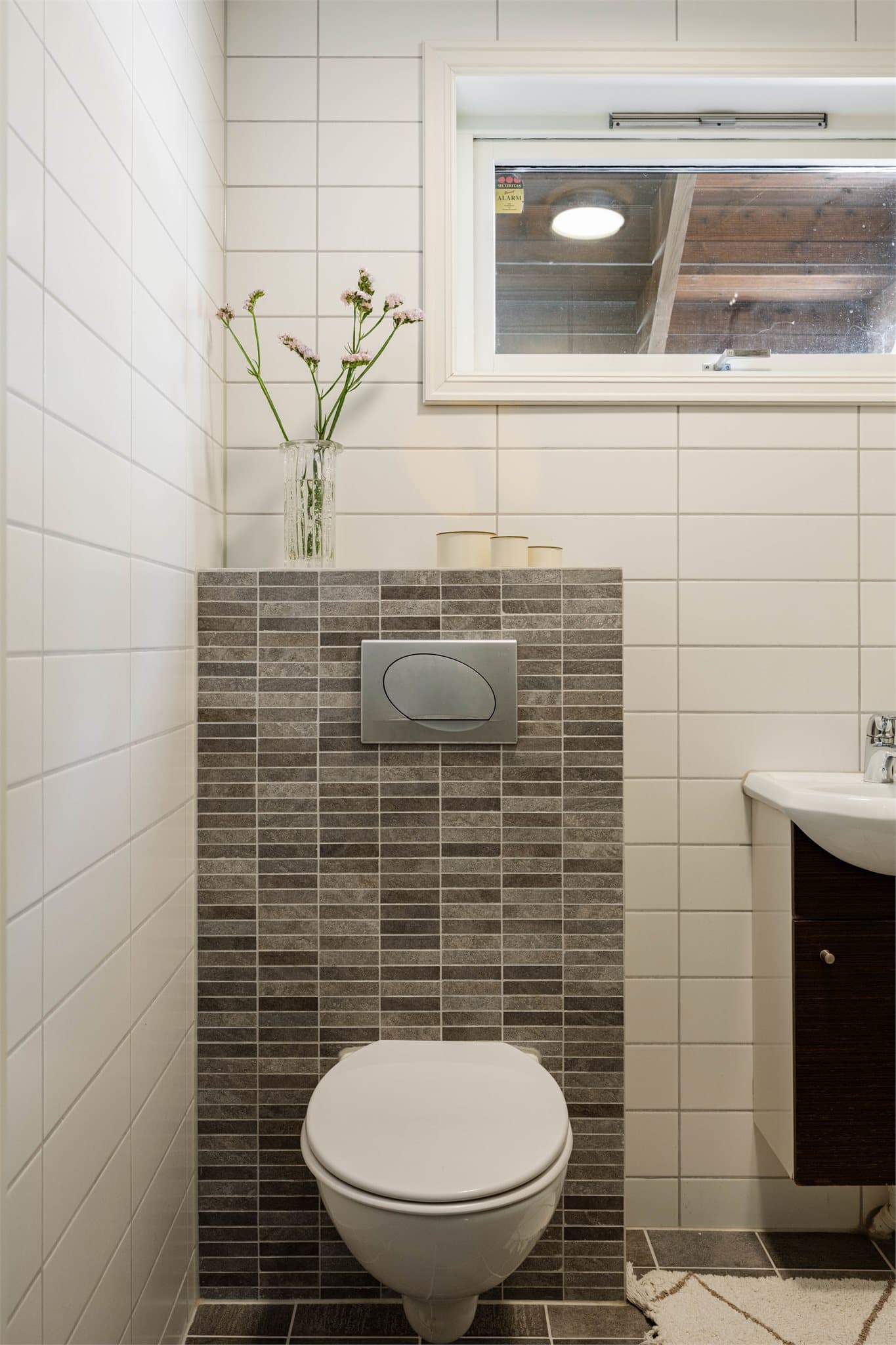 Det andre badet i underetasjen har vegghengt toalett og flislagt gulv med gulvvarme.