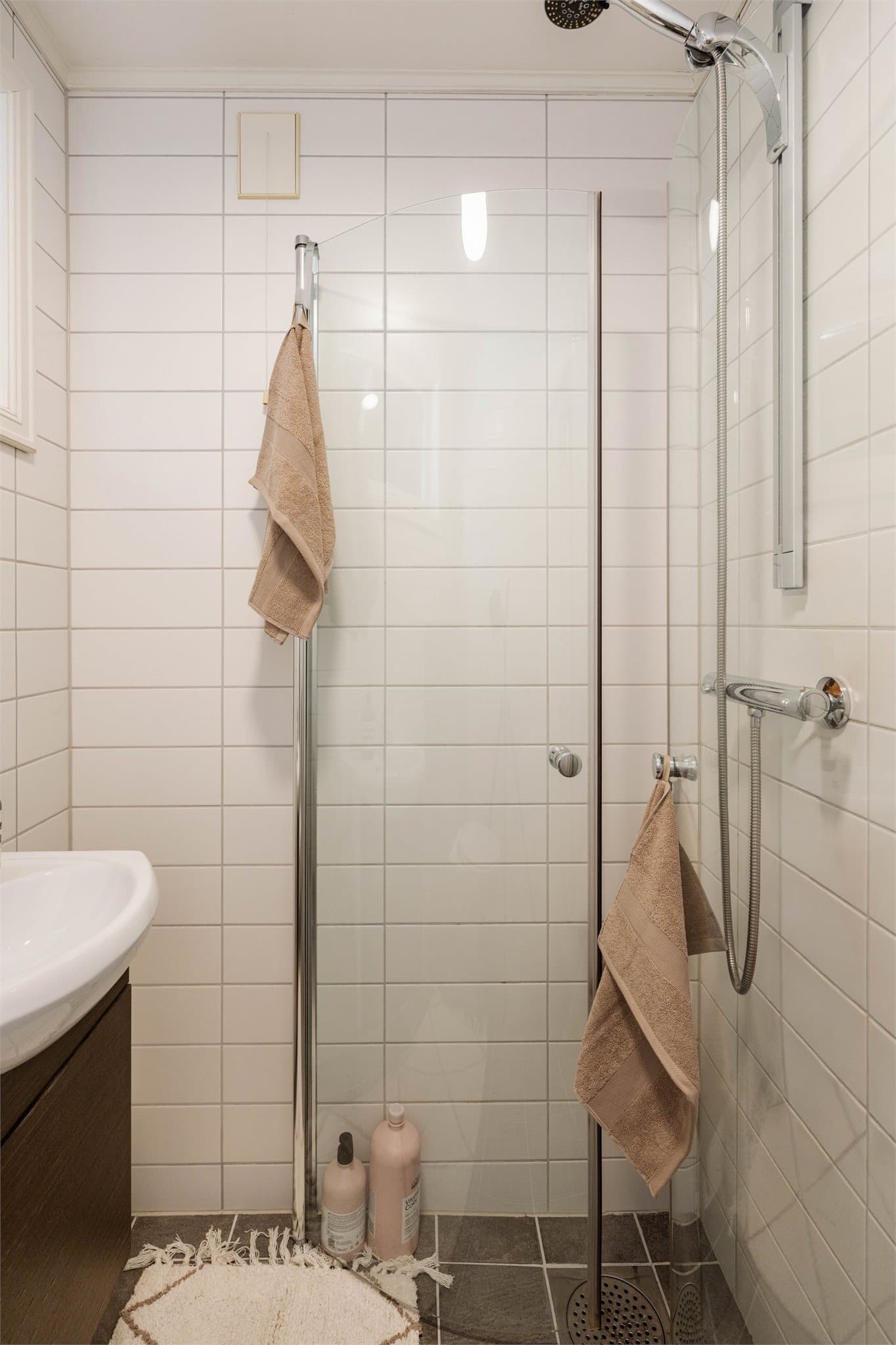 Praktisk dusjløsning og opplegg for vaskemaskin.