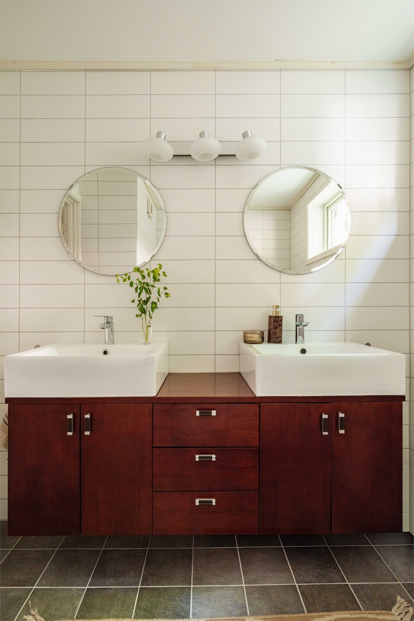 Badet er innredet med dobbeltservant, speil og godt med oppbevaringsplass.