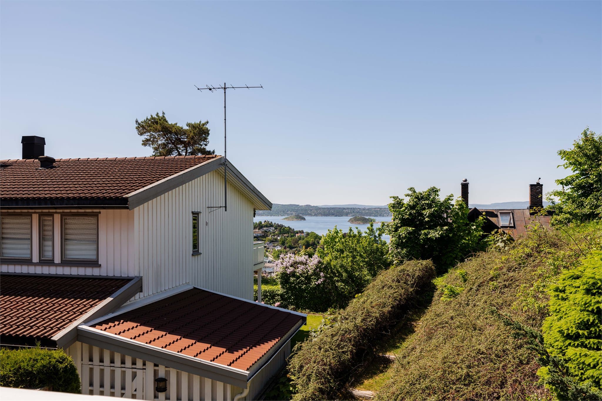 Utsikt over nærområdet og Oslofjorden fra en rolig og tilbaketrukket beliggenhet.