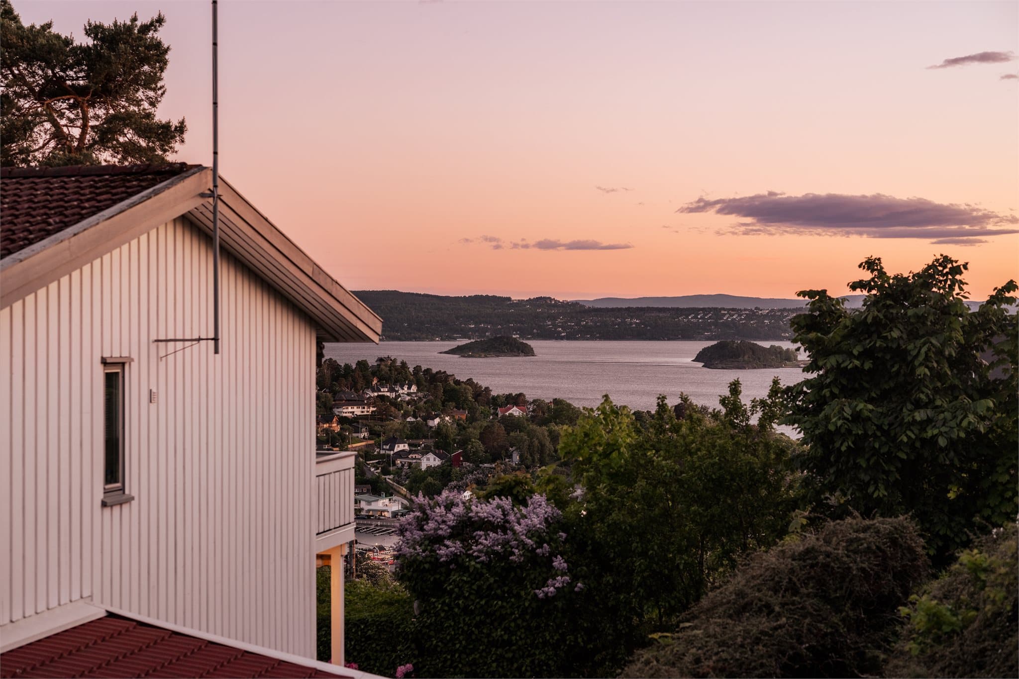 Boligen ligger tilbaketrukket i rolige og frodige omgivelser i Nordstrandskråningen, med flott utsikt mot Oslofjorden fra stuen og den sydvestvendte balkongen.
