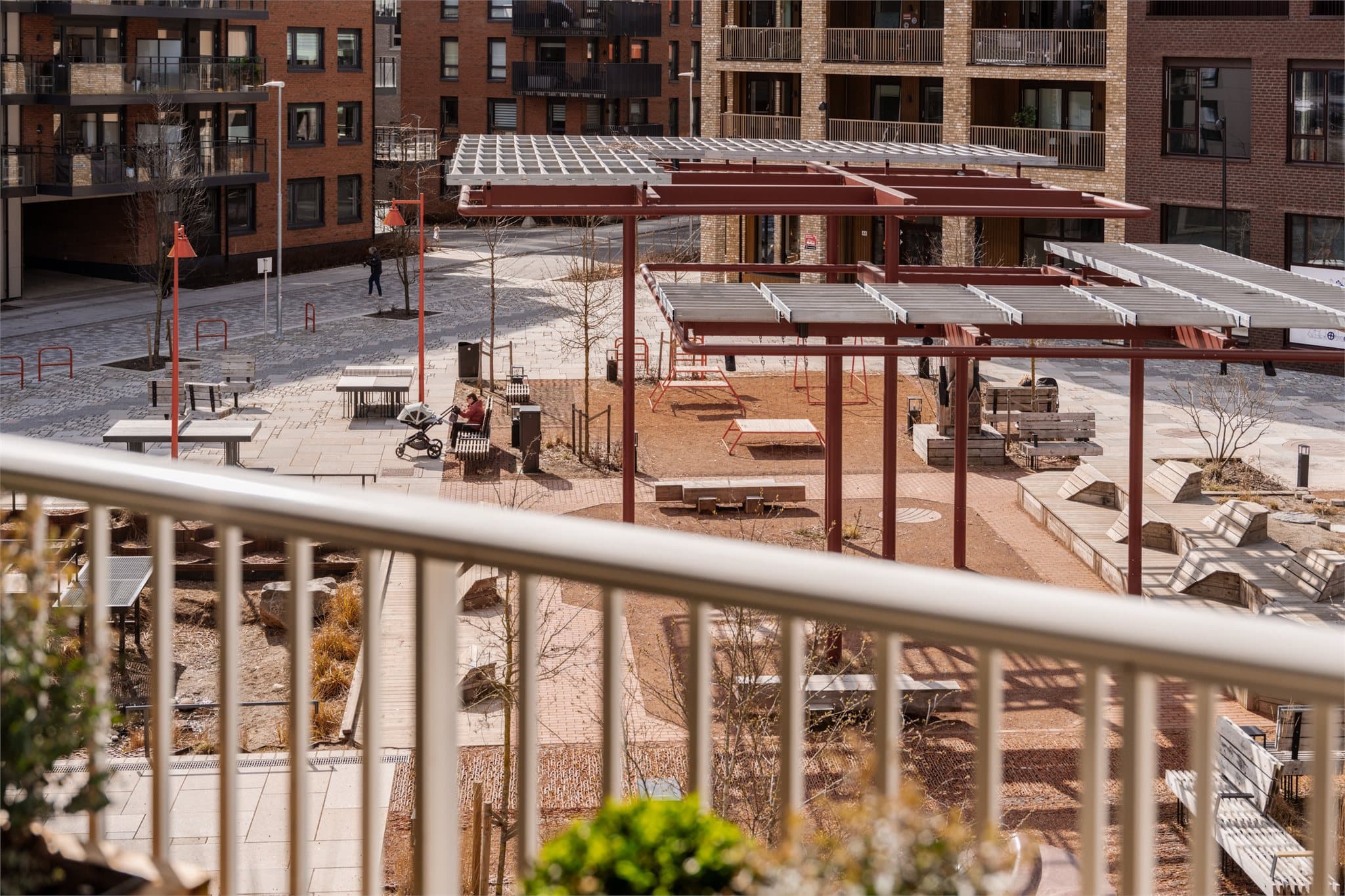 Torget vant Oslos arkitekturpris i 2025. Her har du flere hyggelige sittegrupper og kjempefine grøntområder samt vannspeil.