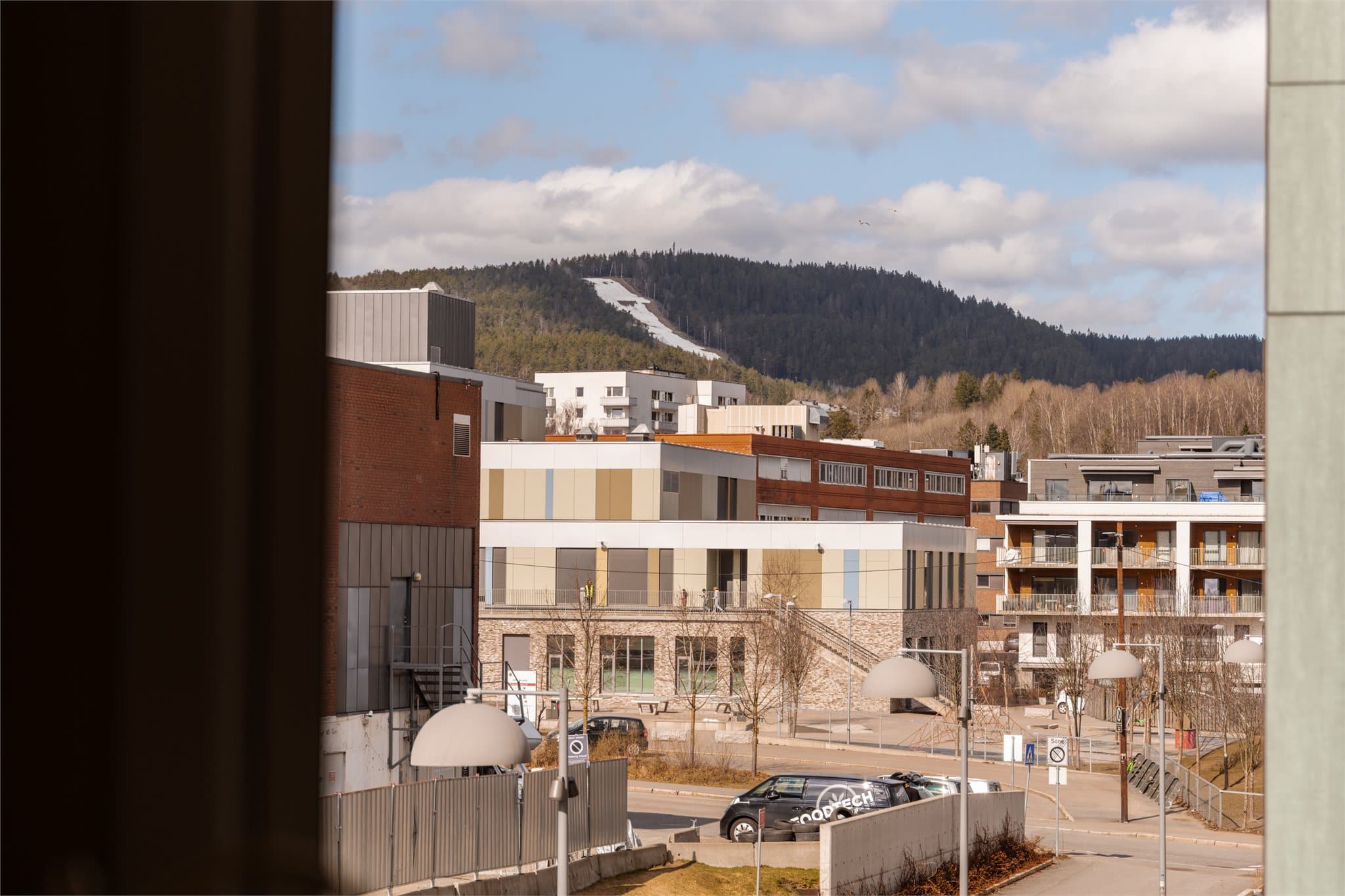 Balkongen ligger perfekt til med utsikt mot Grefsenkollen på den ene siden og mot bilfritt torg på fremsiden.