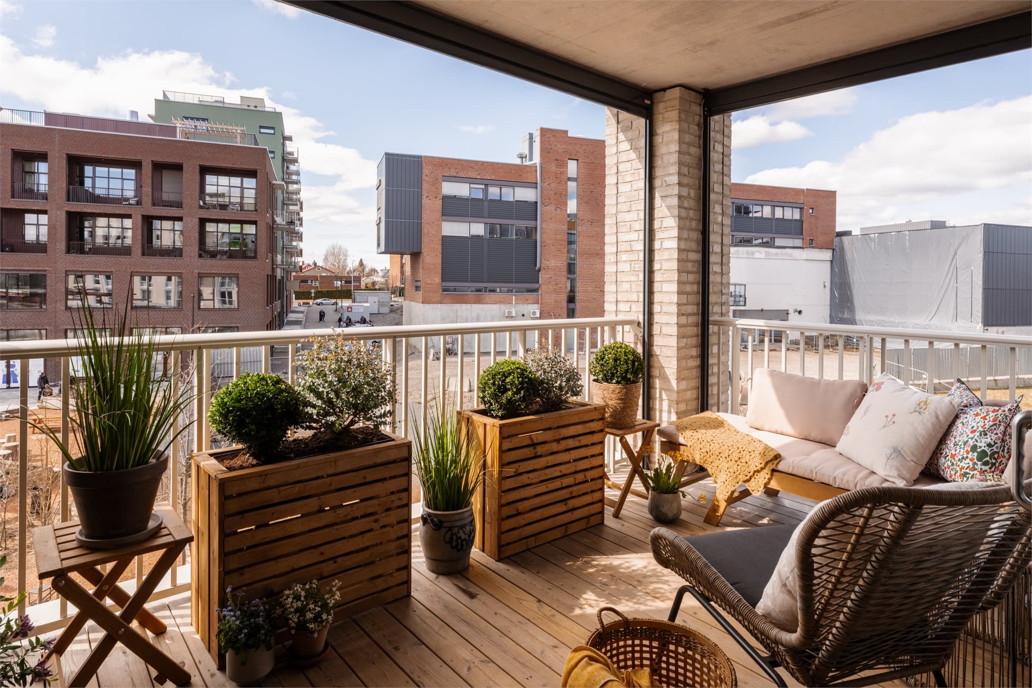 Hovedbalkongen går ut fra stuen og er stor med god plass til sittegruppe, beplantning og diverse. Det er montert screens på begge sider som går helt ned for skjerming.