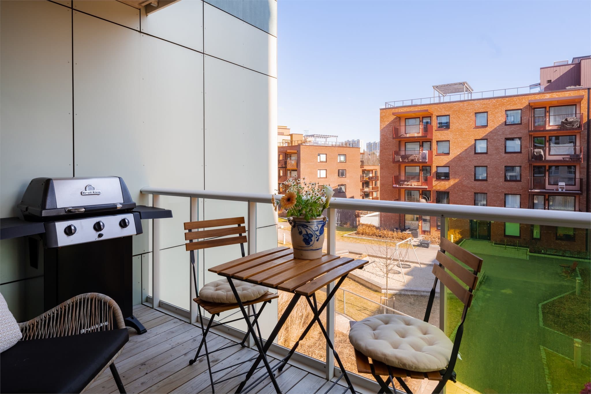 Leilighetens andre balkong vender østover og har gode solforhold på morningen.