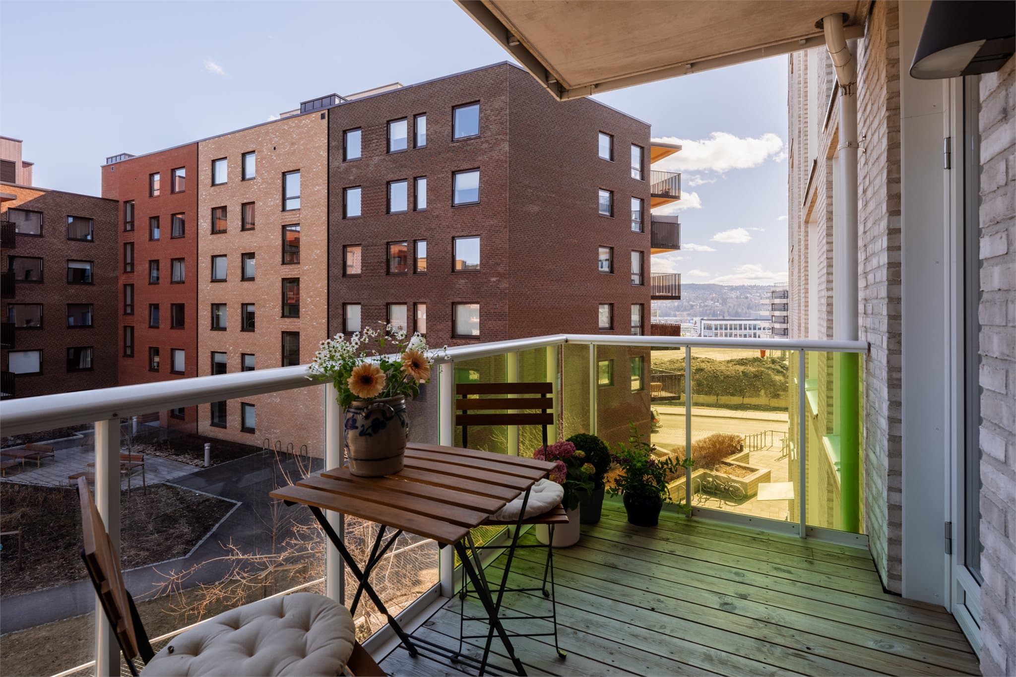 Også her er det treplatting på gulvet og rekkverk i stål og glass.