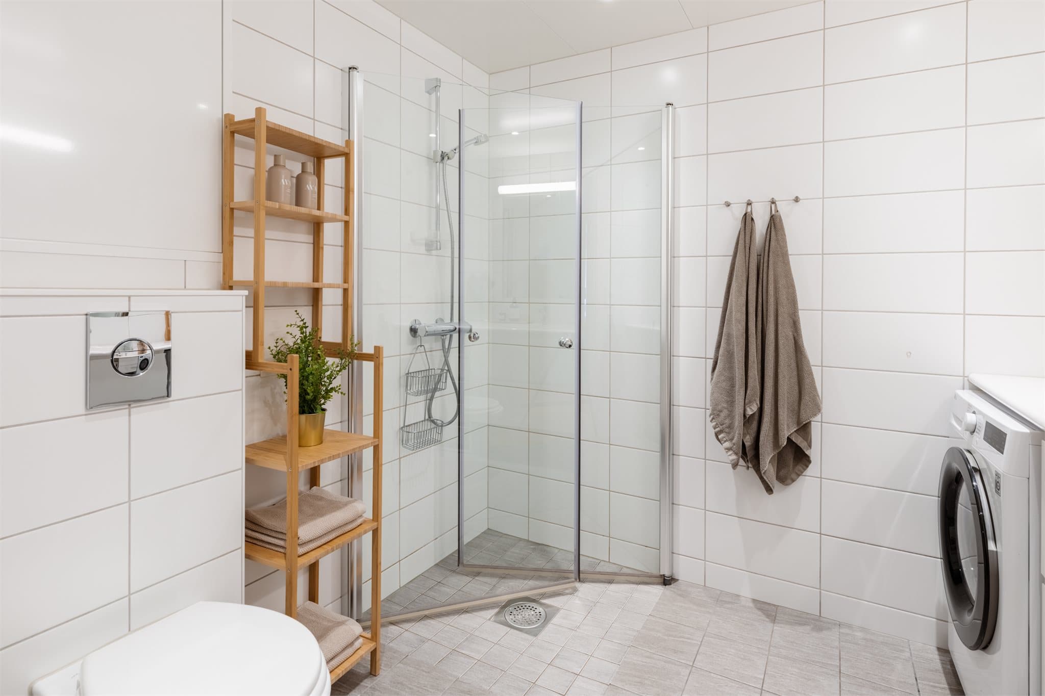 Her er det vannbåren gulvvarme, vegghengt toalett og en dusjnisje med innfellbare dører.