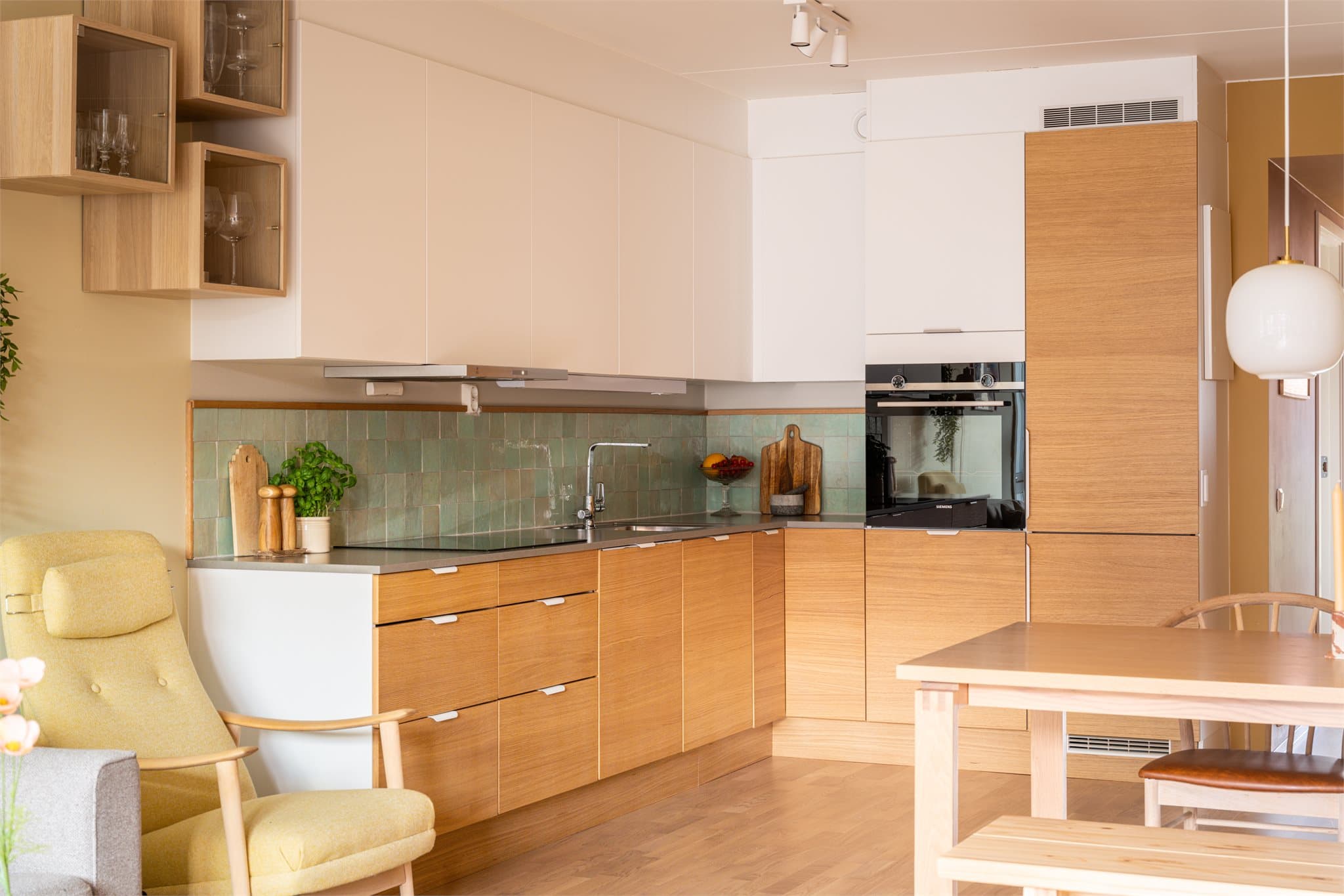 Kjøkkenet har intergerte hvitevarer som stekeovn i høyden, induksjonstopp, kjøl-/fryseskap, oppvaskmaskin og ventilator.