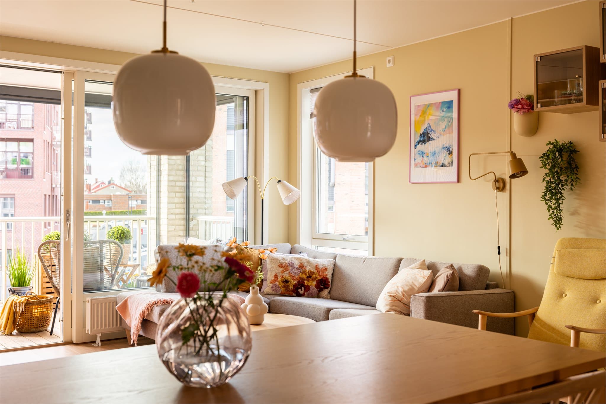 Boligen har vindusflater ut på to sider, noe som gir ekstra mye dagslys.