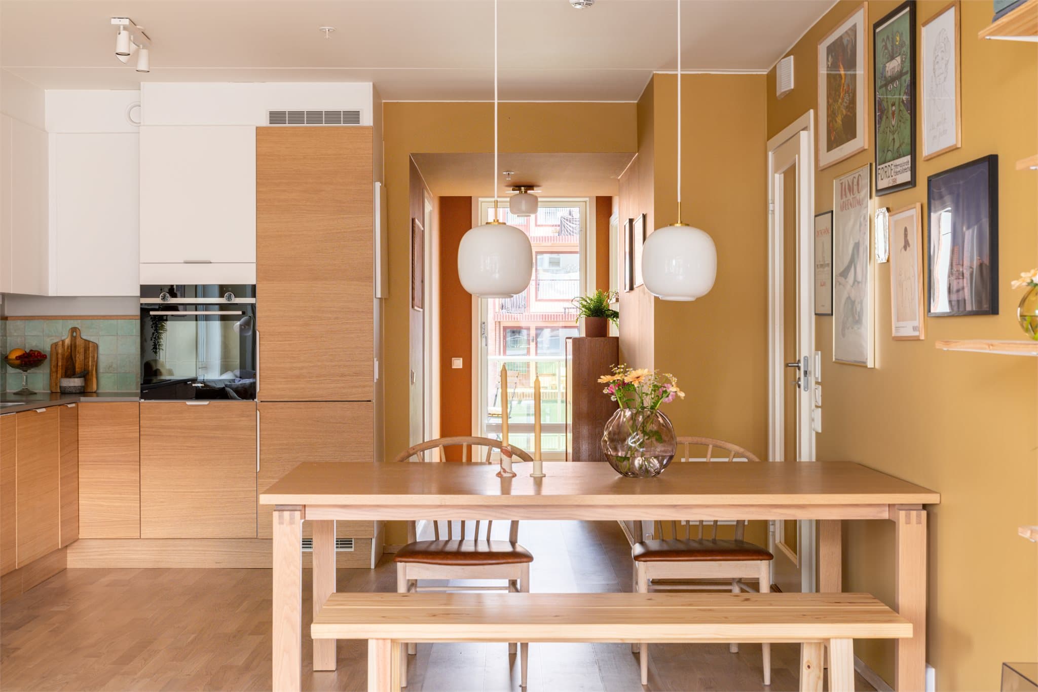 Fjernvarme og varmtvann er inkludert, så her har du lave strømutgifter.