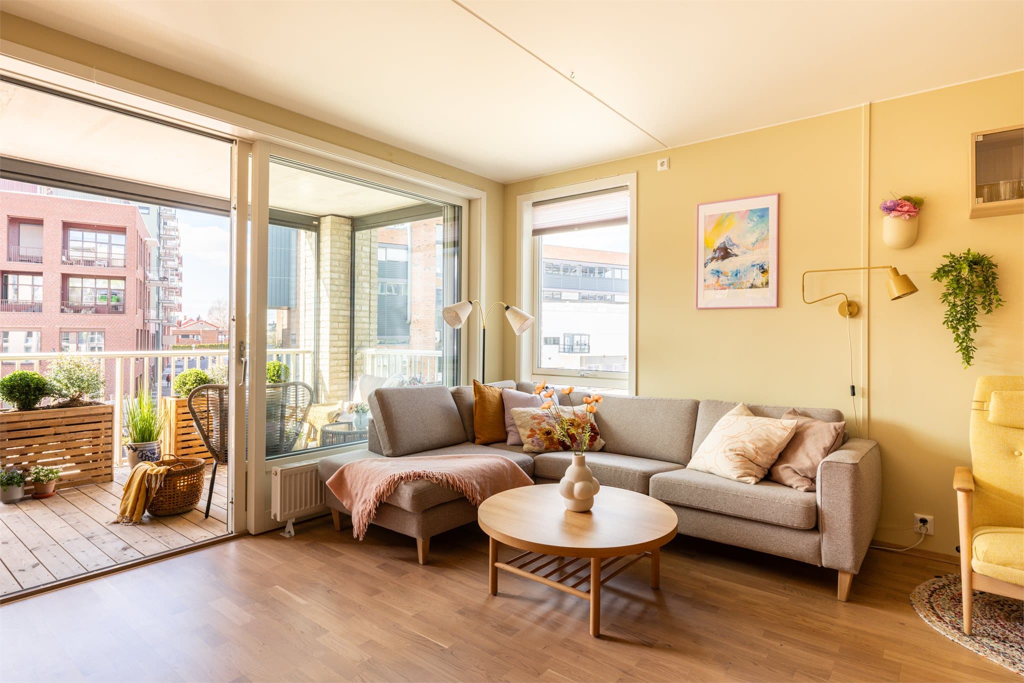 Boligen stod ferdig i 2021 og holder en god standard med delikate overflater og nyboliggaranti til 2026.