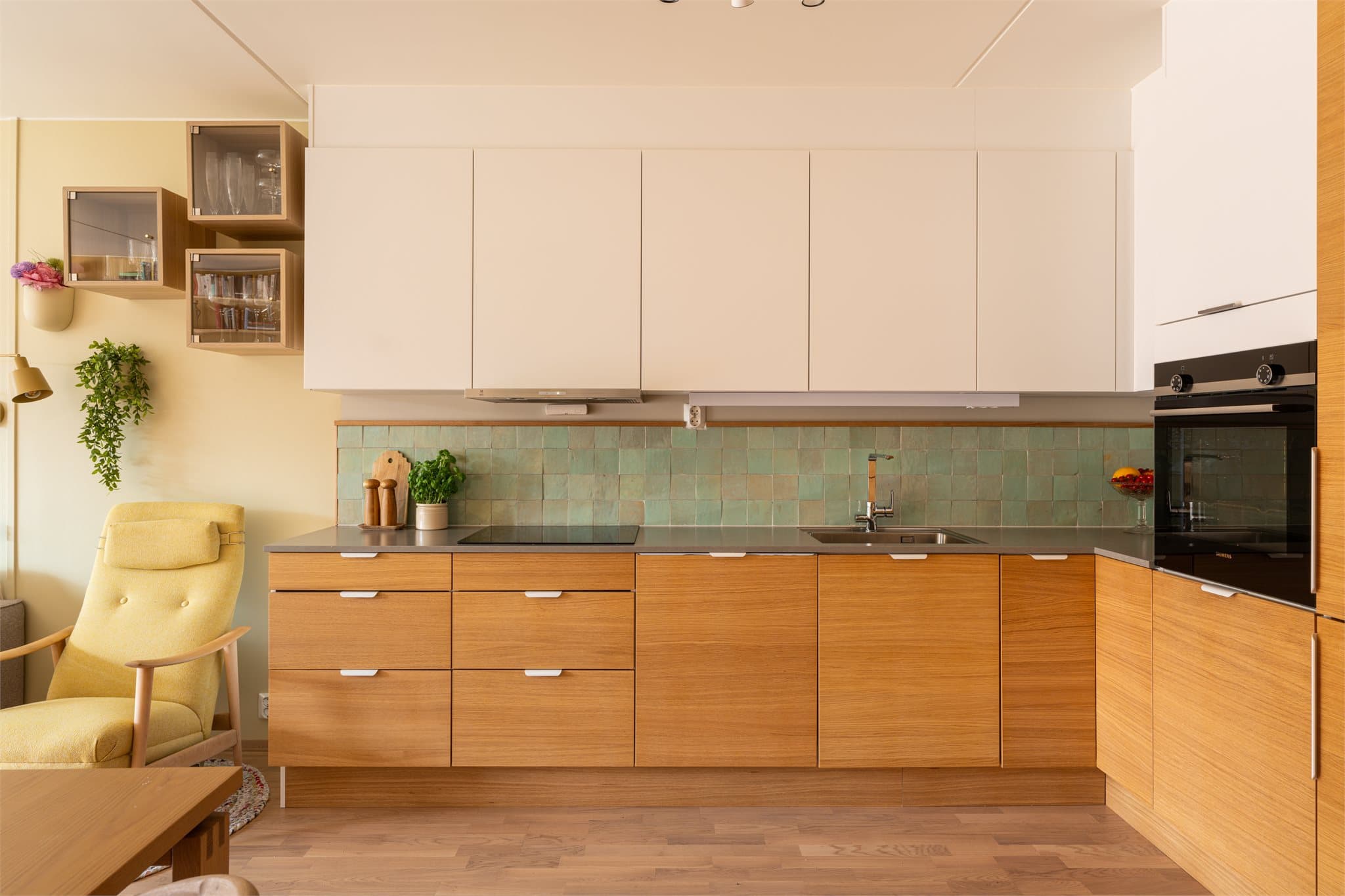 Kjøkkenet er påkostet med en lekker innredning og delikate fliser mellom over- og underskap.