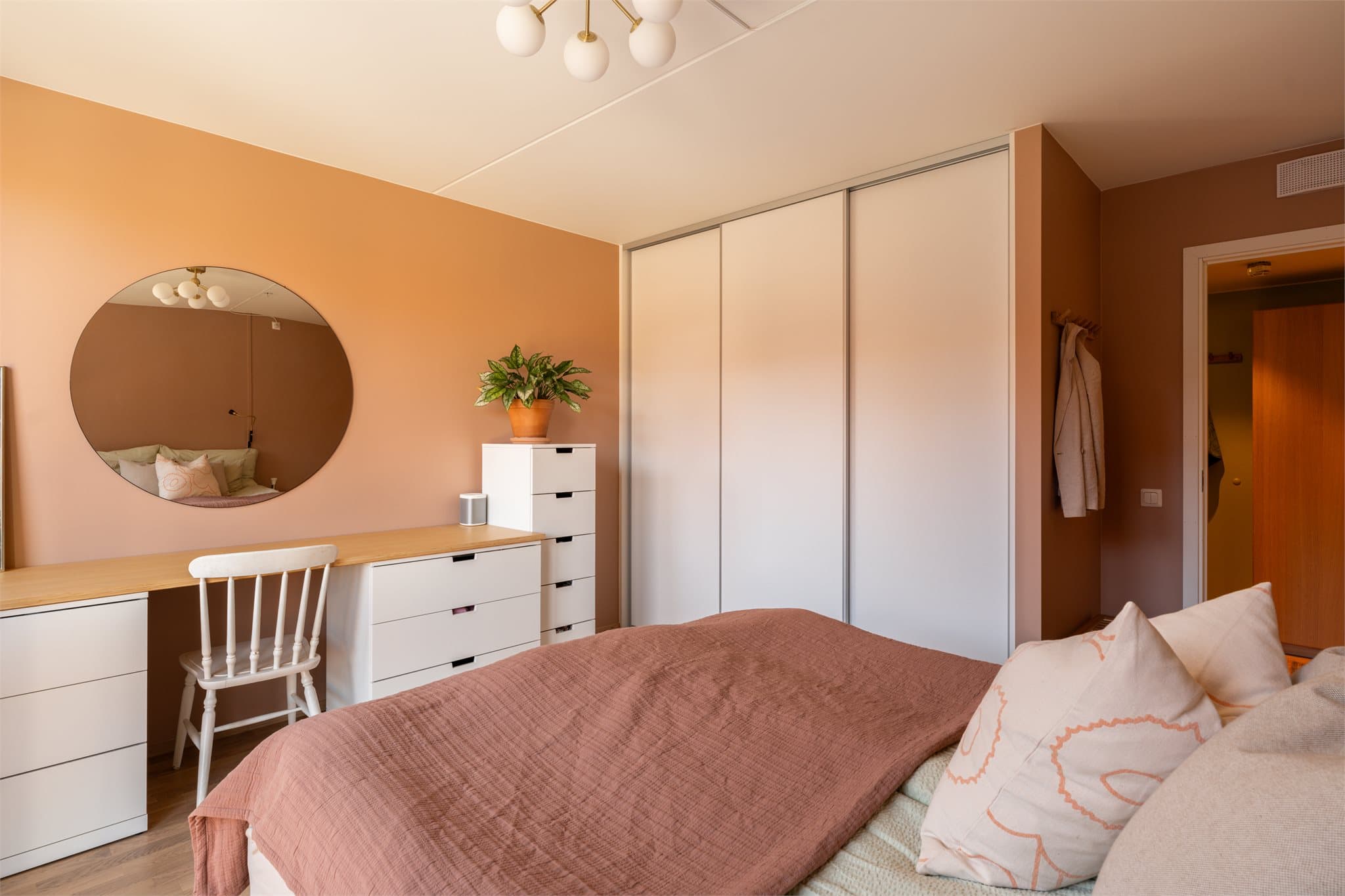 Her har du god plass til oppbevaring i stor skyvedørsgarderobe.