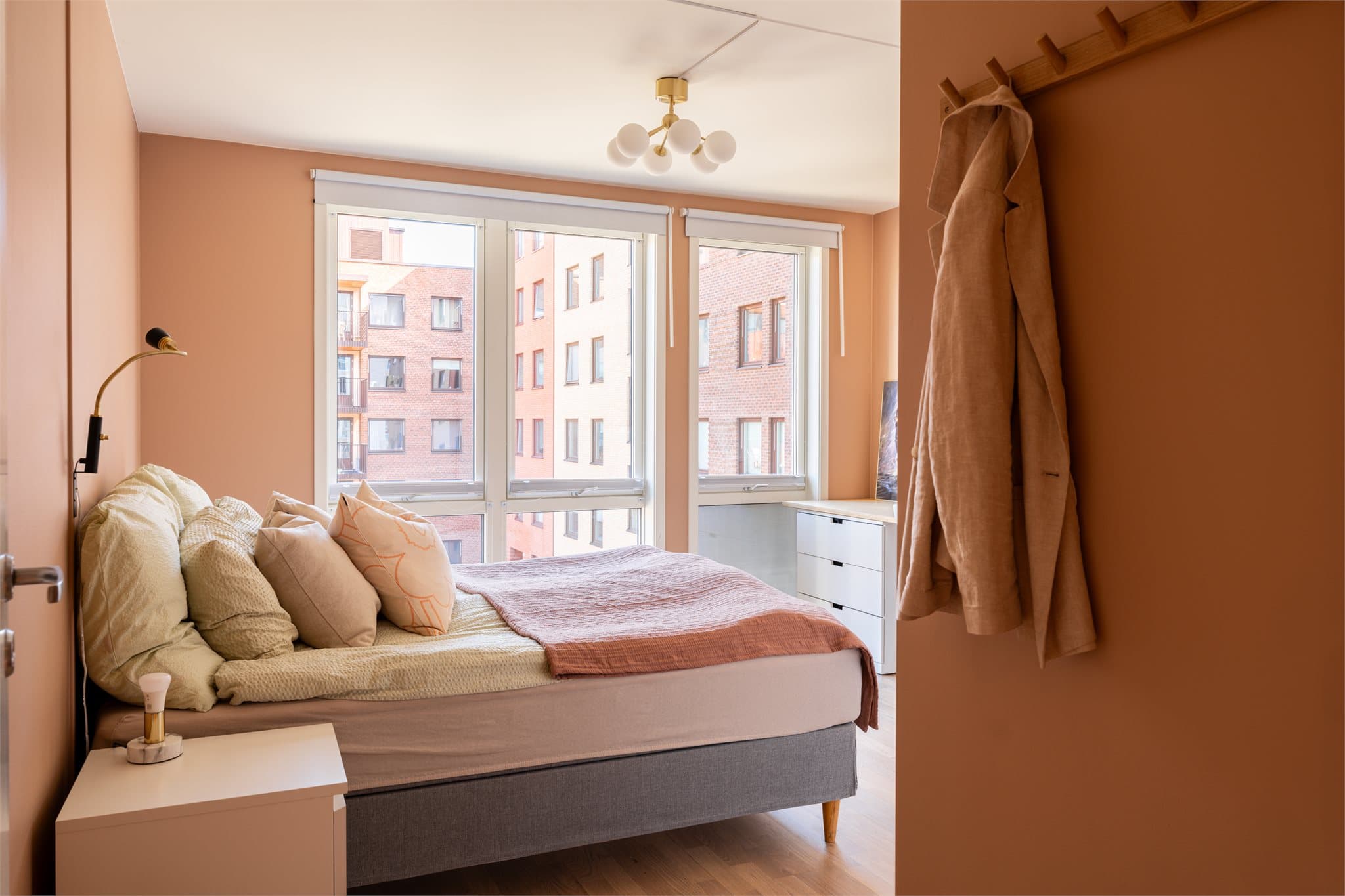 Som i resten av leiligheten er det 3-stavs parkett på gulvet og malte veggflater.