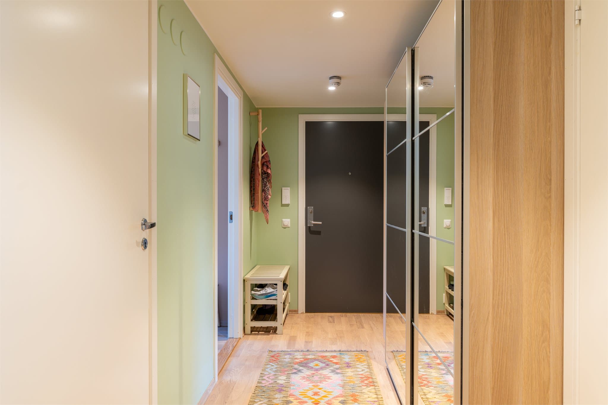 Stor og innbydende entré med god plass til oppbevaring i skyvedørsgarderobe. Velkommen hjem!