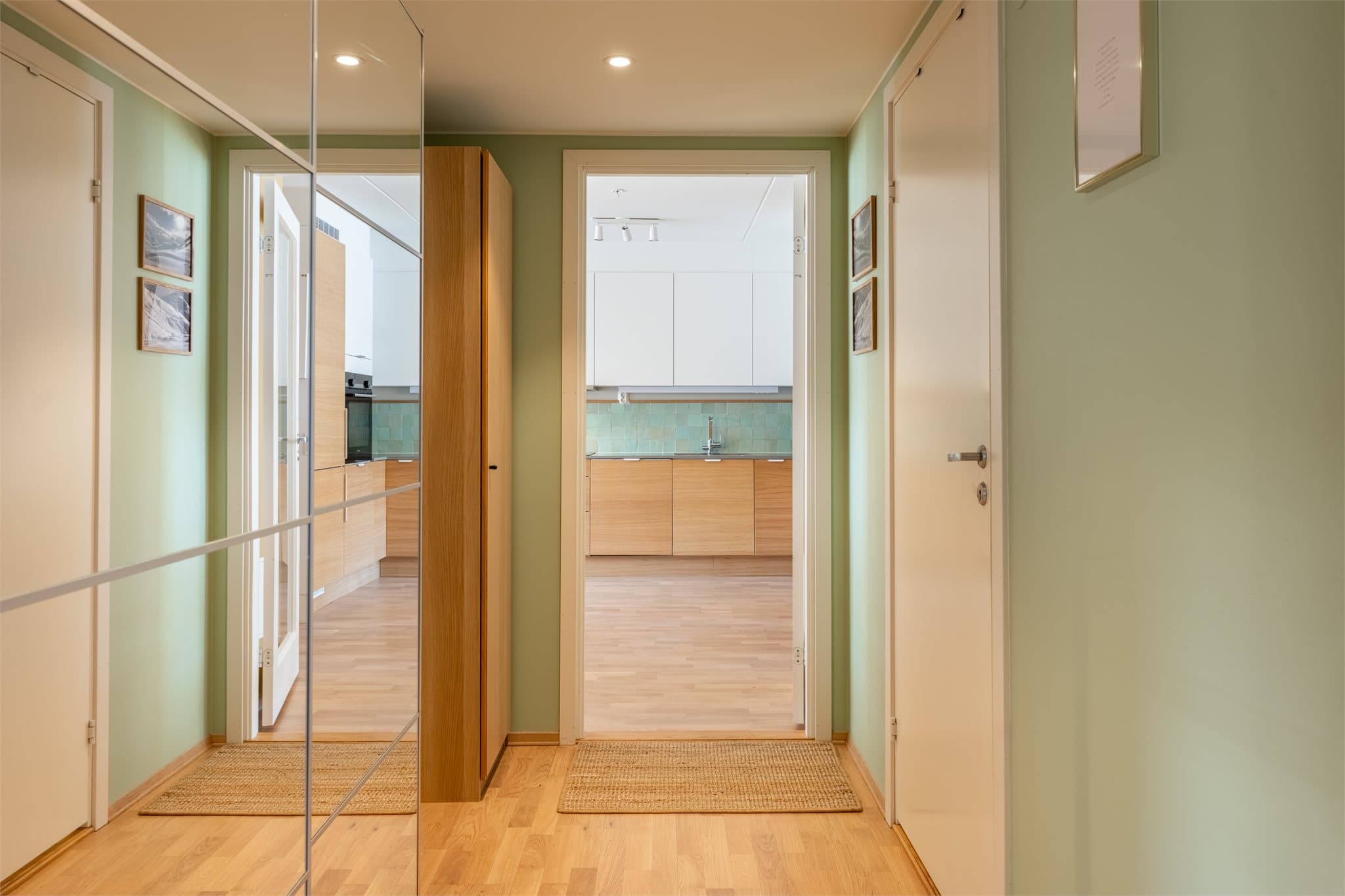 Gangen binder rommene sammen og her har du direkte tilgang til ekstra toalett, perfekt når du har besøk.