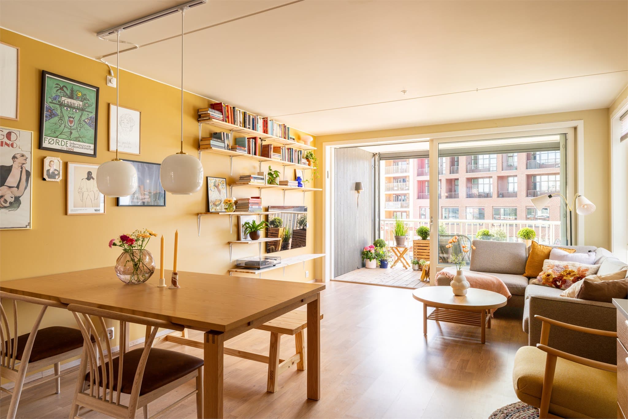 Stuen har også god plass til langbord.