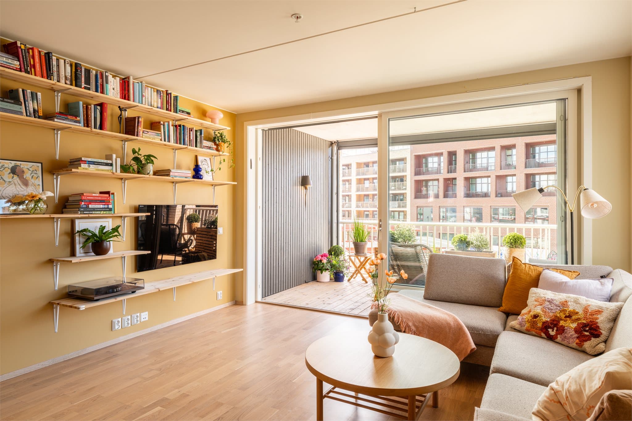 Stor stue med god plass til stor sofa og tilhørende møblement.