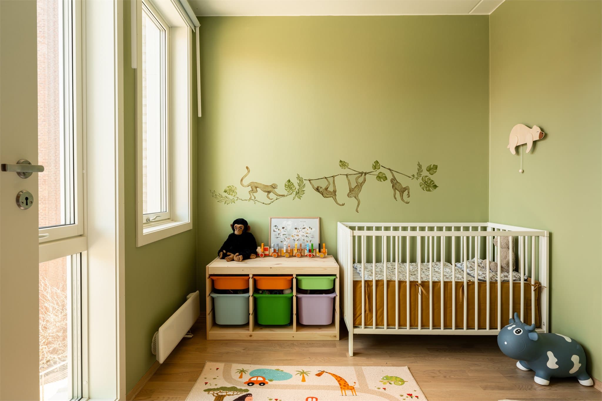 Soverom 2 har god plass til seng og garderobe.