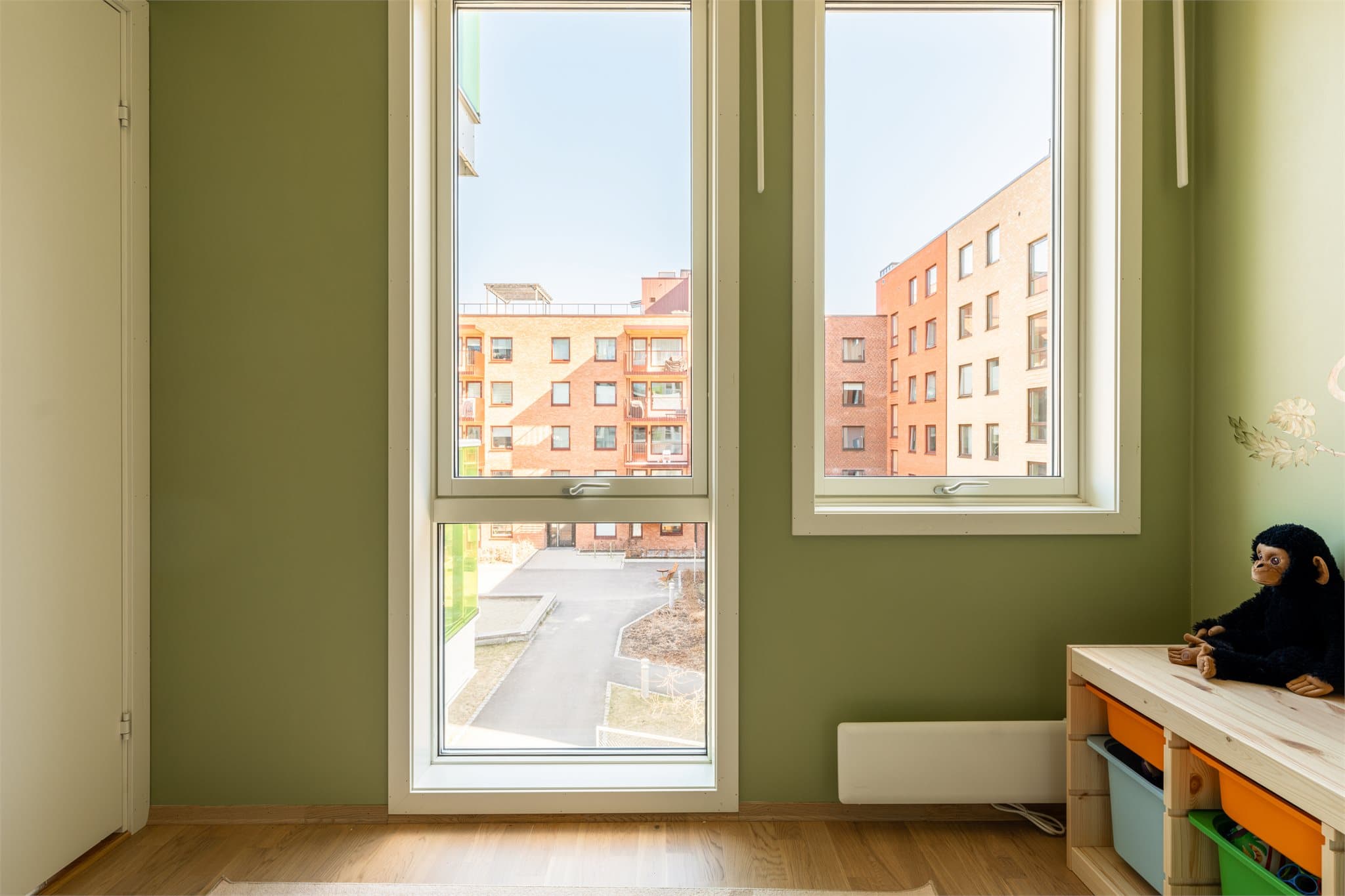 Alle boligens soverom vender ut mot bilfrie fellesarealer.