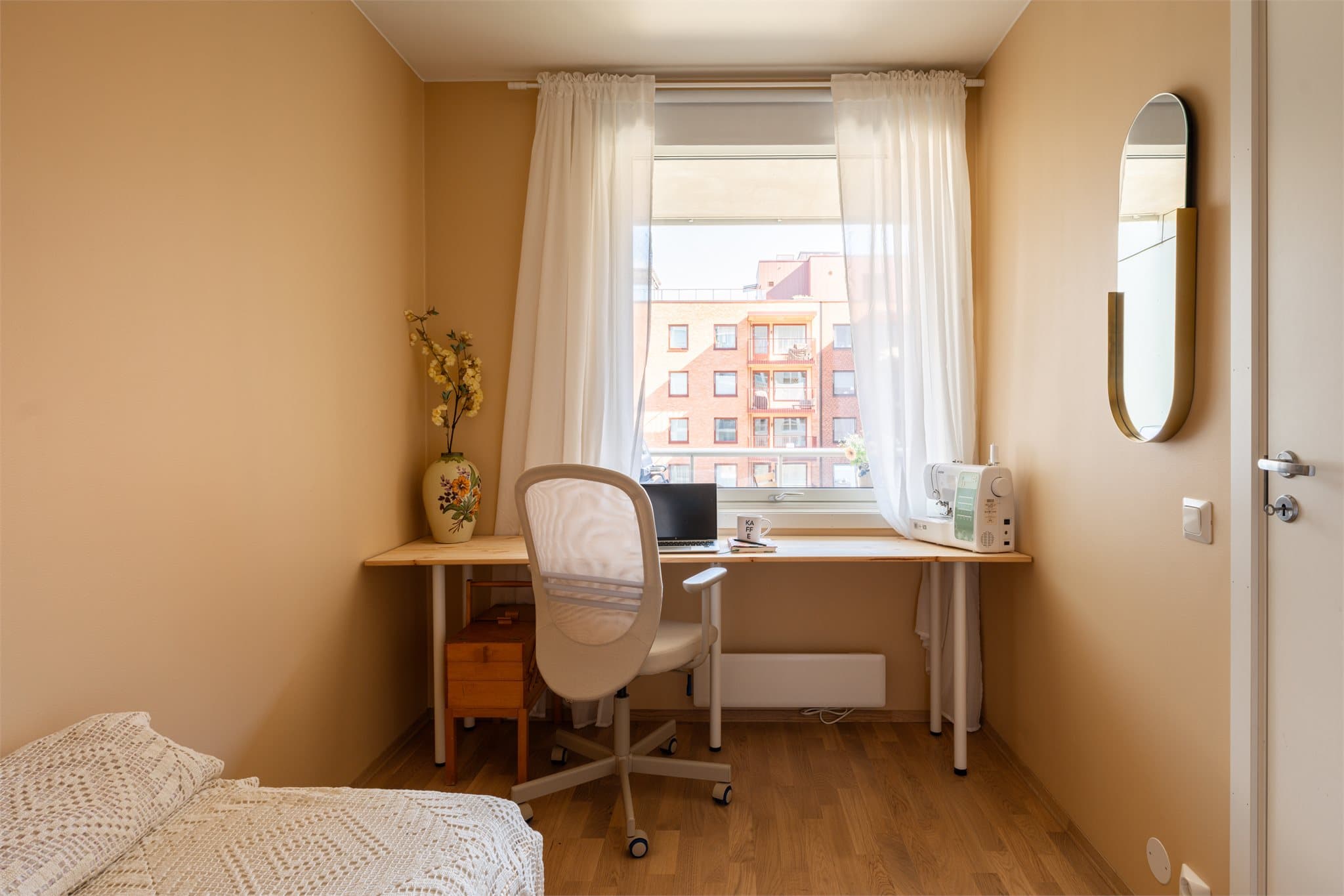 Leilighetens tredje soverom, her innredet som hjemmekontor.