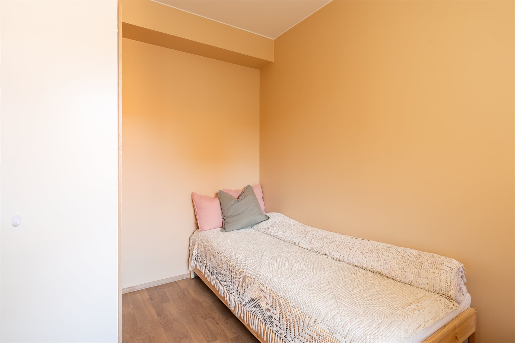 Et fleksibelt rom som kan tilpasses ulike behov, enten det er som soverom eller arbeidsplass.