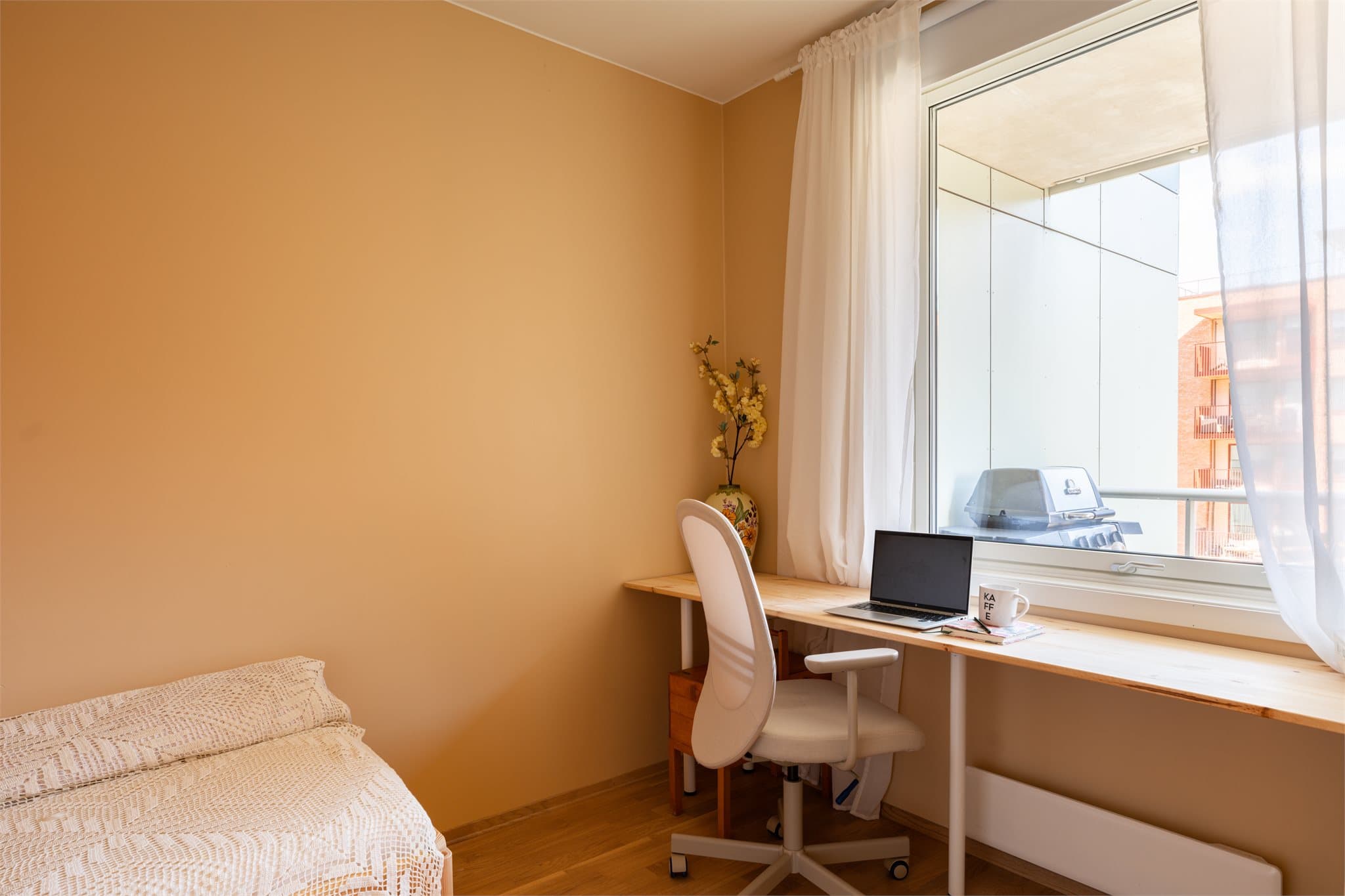 Utsikt mot den nordøstvendte balkongen og fellesområdene.