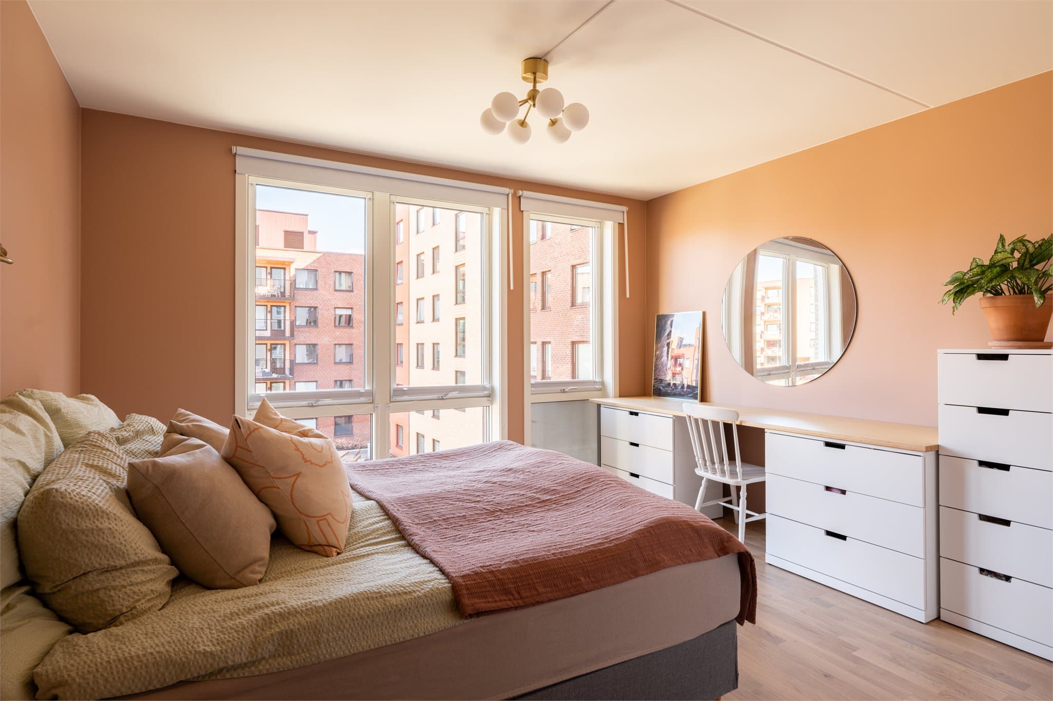 Hovedsoverommet er stort med god plass til dobbeltseng, skrivepult og/eller annet.