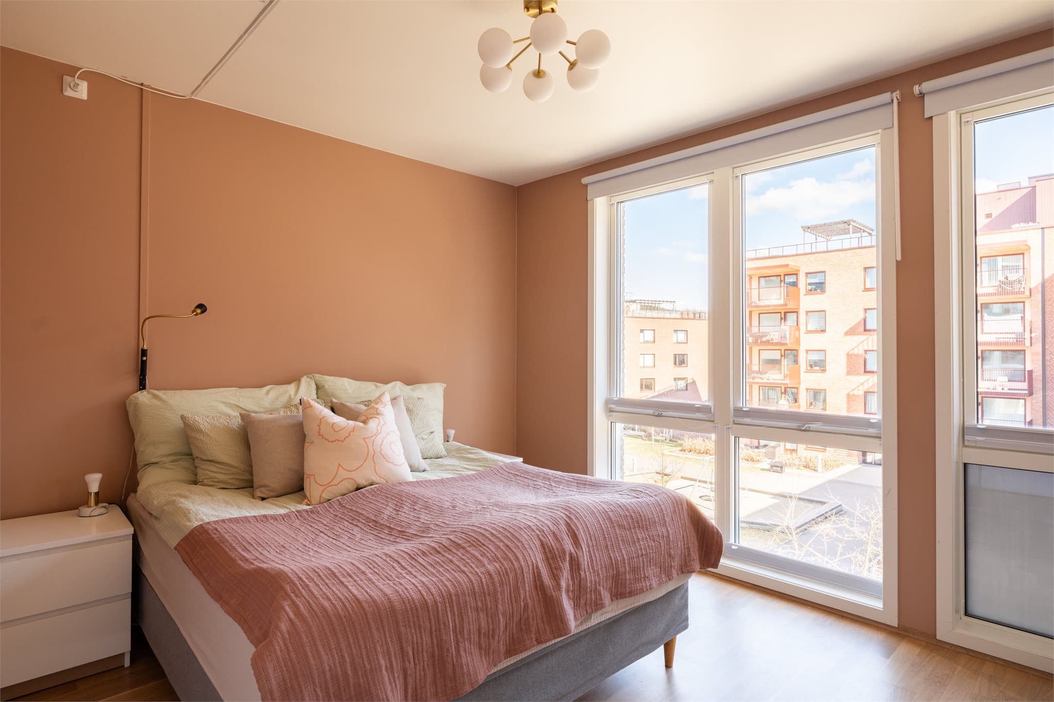 Rommet vender ut mot bilfrie fellesarealer så her kan du sove godt.