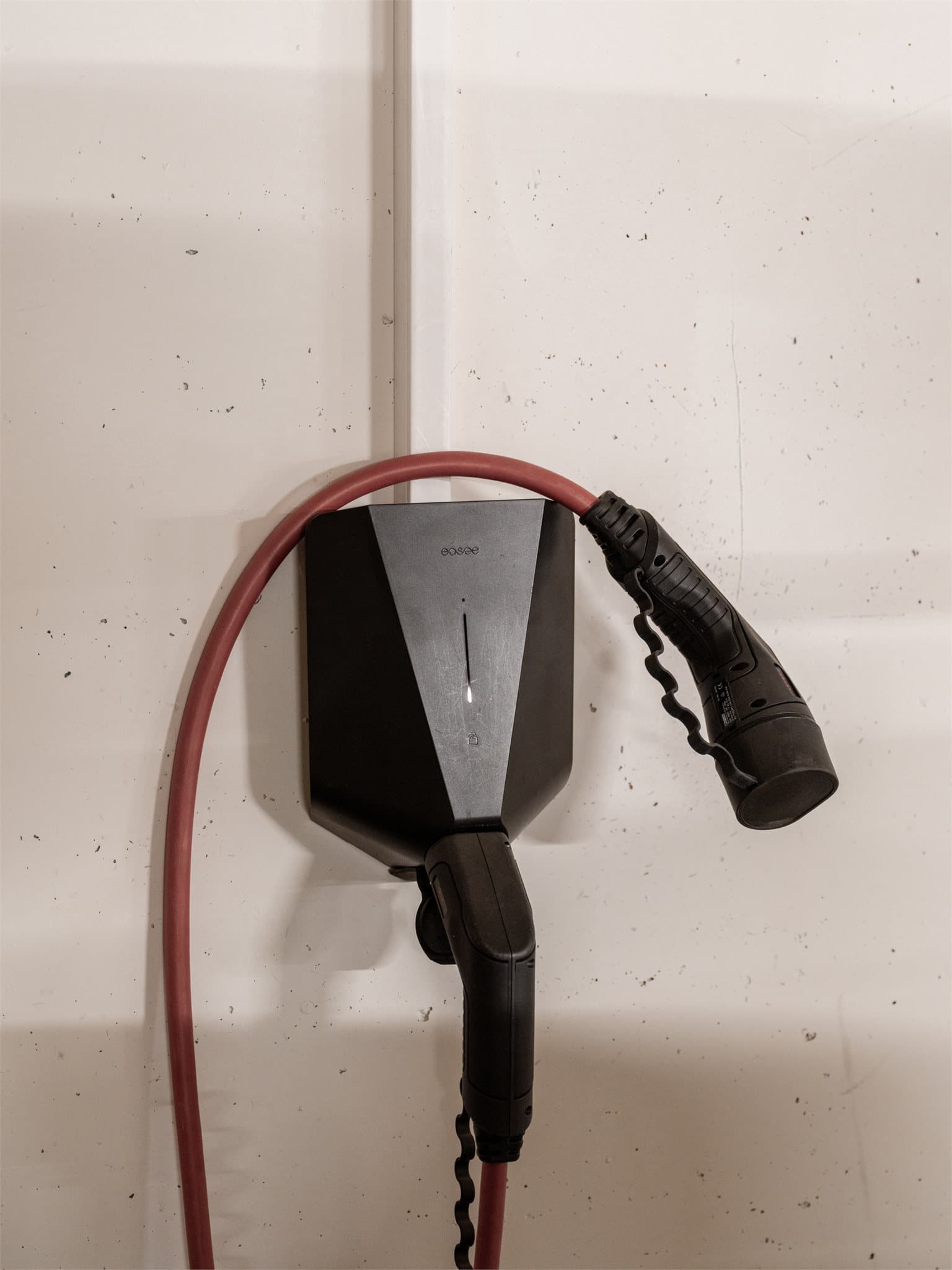Lader montert på garasjeplass.