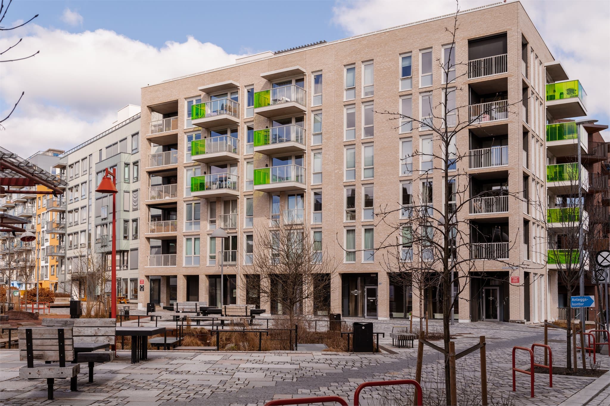 Her har du fin utsikt mot idylliske Vollebekk torg om sommeren.