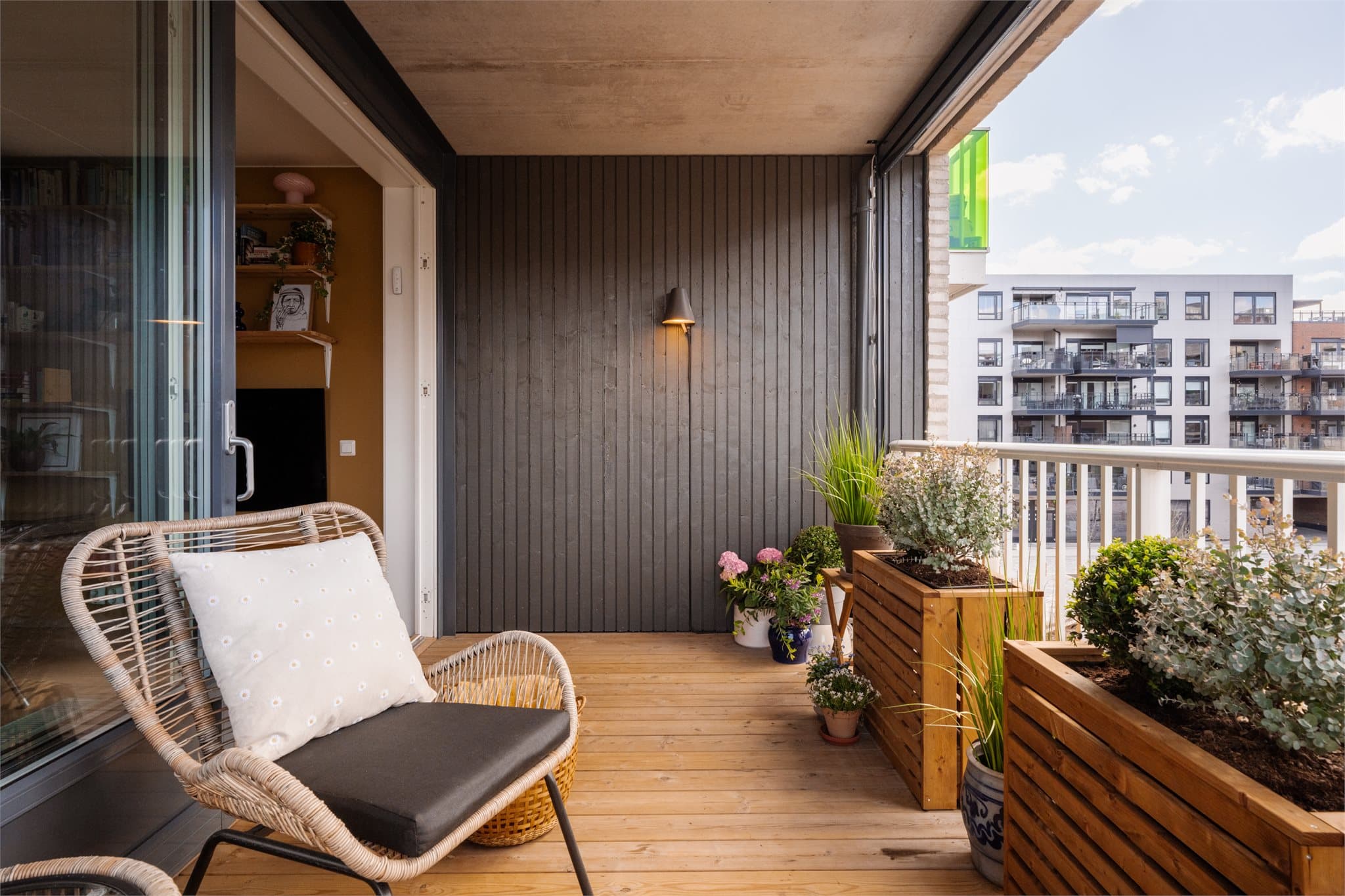 Balkongen vender mot sørvest og har gode solforhold fra ca. 13 og utover ettermiddagen/kvelden.