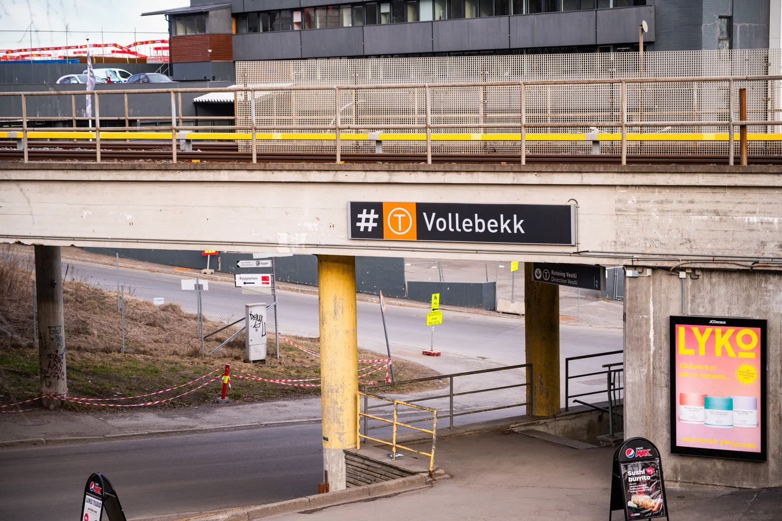 Vollebekk T-bane ligger ca. 2 minutters gange fra boligen.