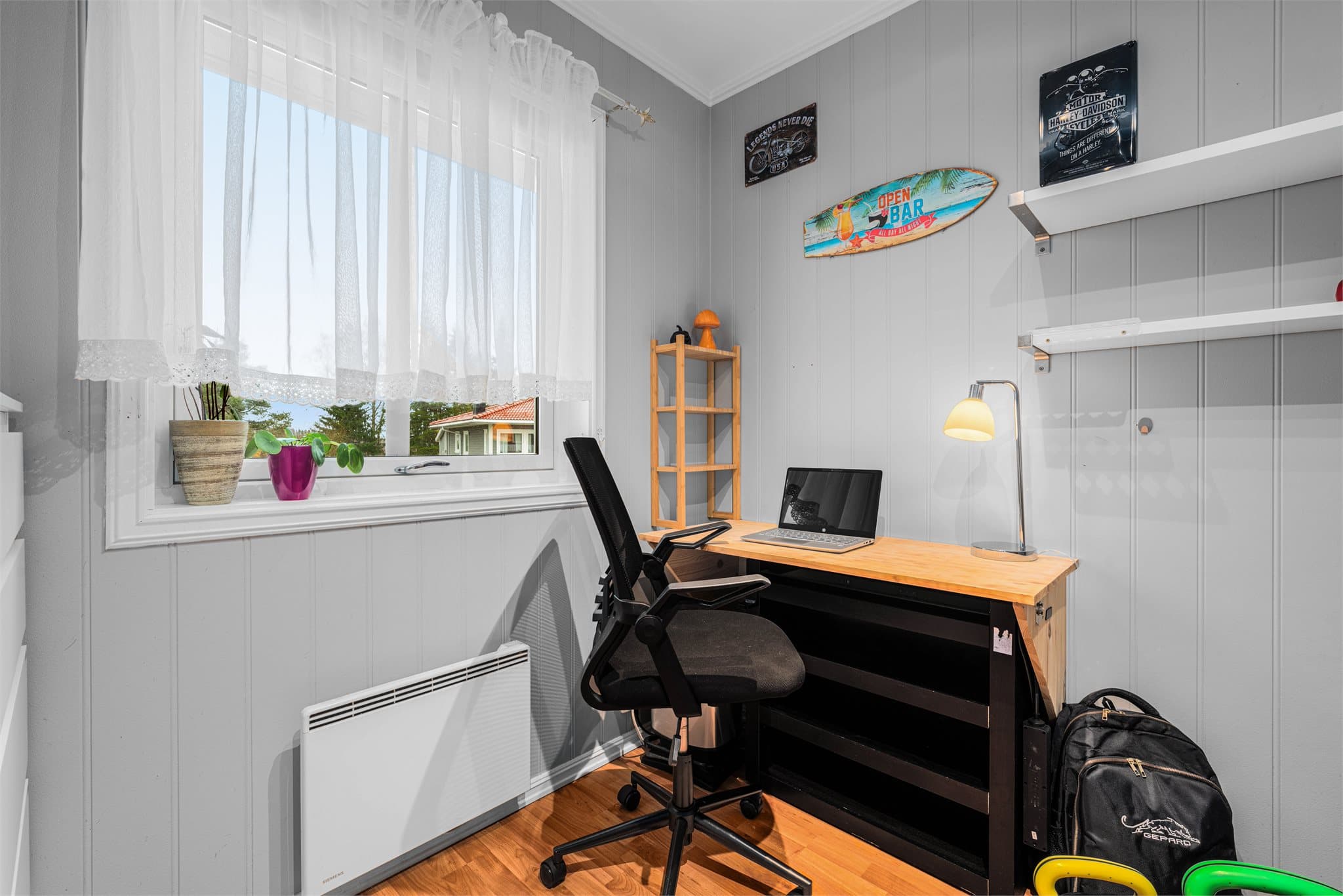 Rommet brukes i dag som kontor og gjesterom, men passer også fint som barnerom.