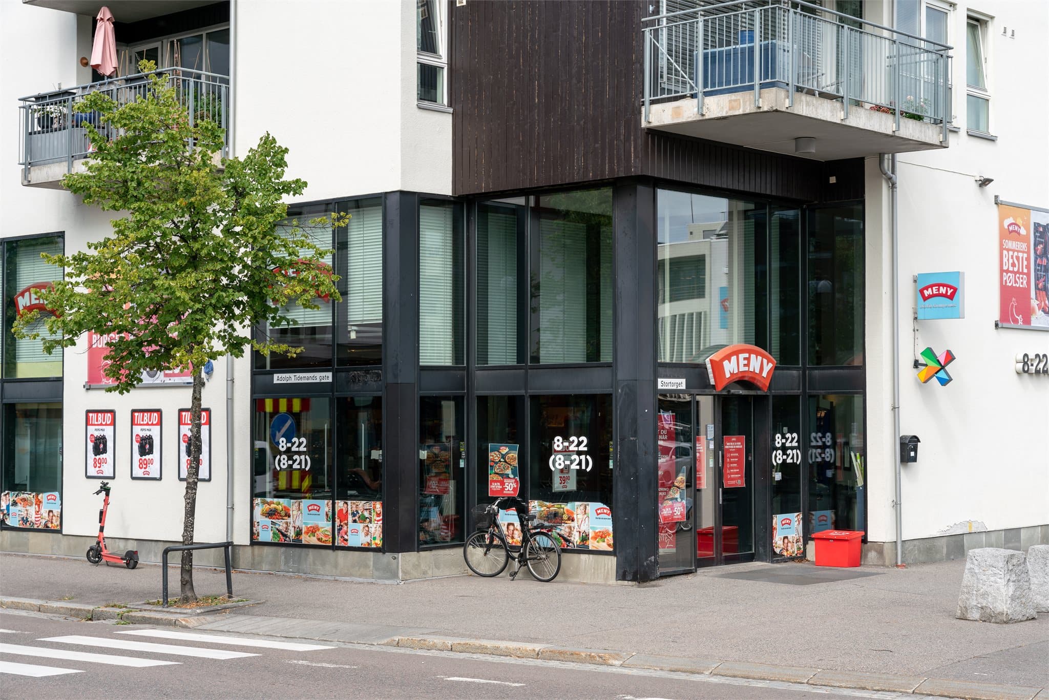 Flere dagligvarebutikker i nærheten, inkludert Rema 1000 og Kiwi, gjør hverdagslogistikken enkel.