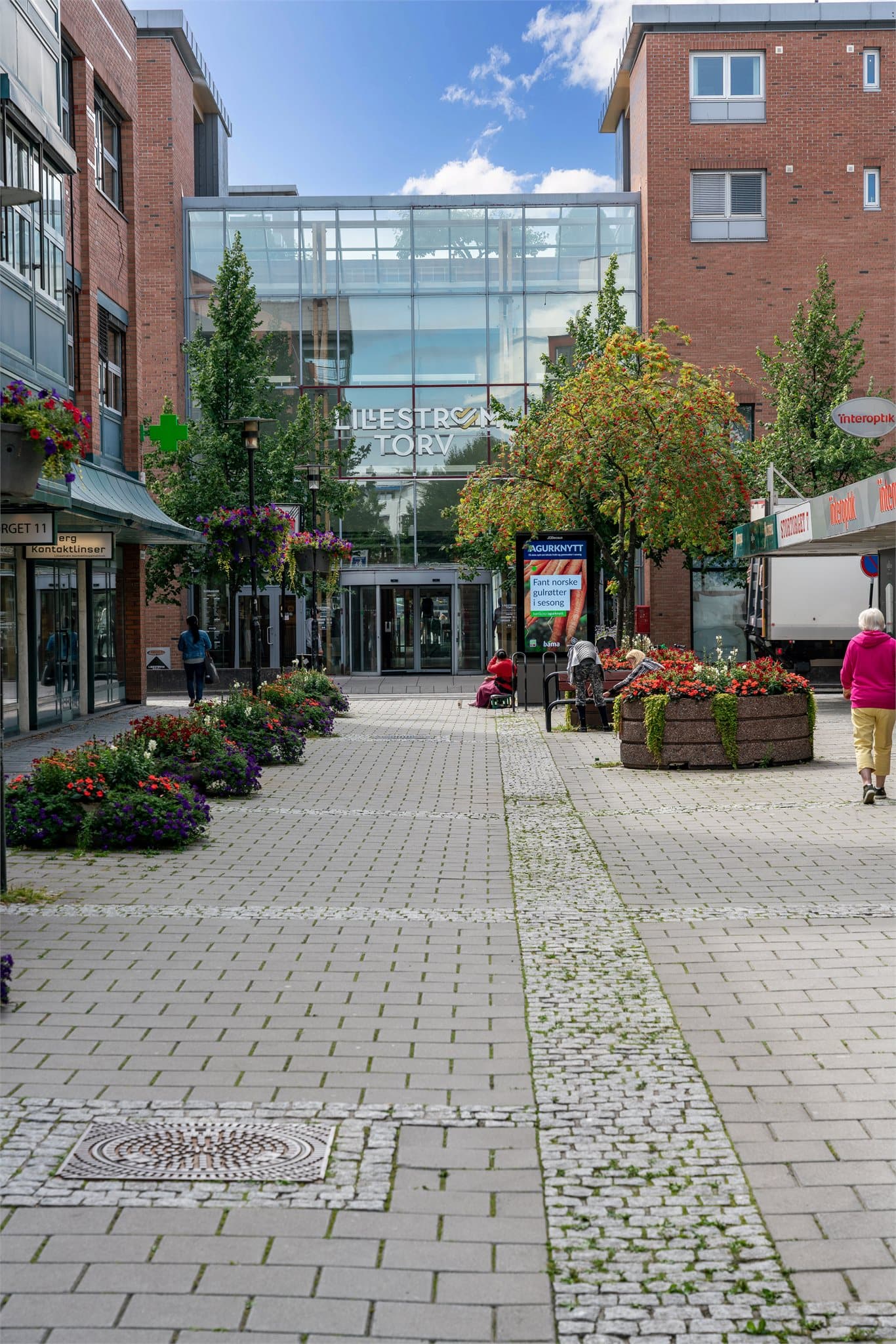 Fra boligen er det kort vei til Lillestrøm Torv og sentrumsgatene med et rikt utvalg av butikker og serveringssteder.