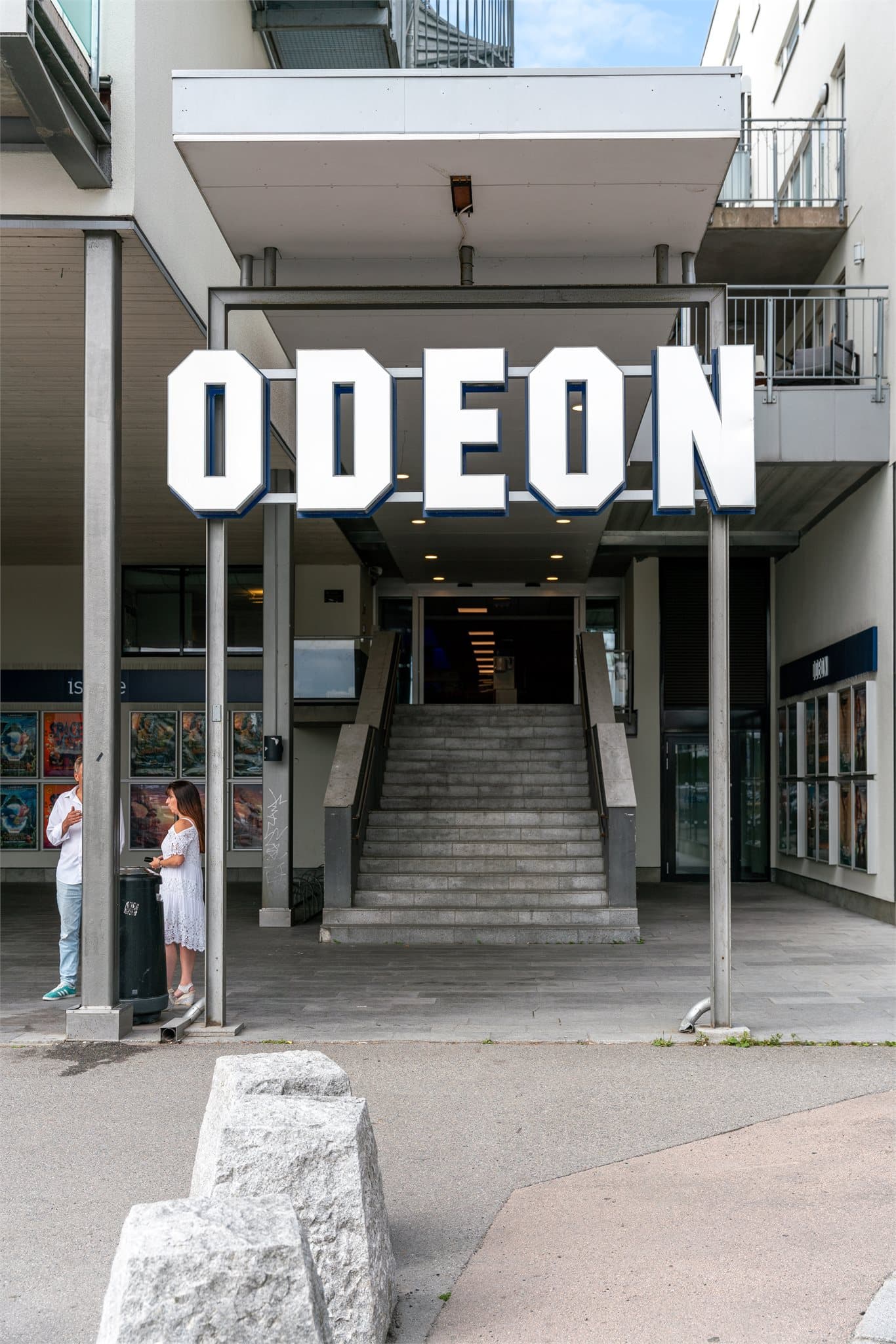 Byen byr på et aktivt kulturliv med blant annet kino, restauranter og treningssentre.