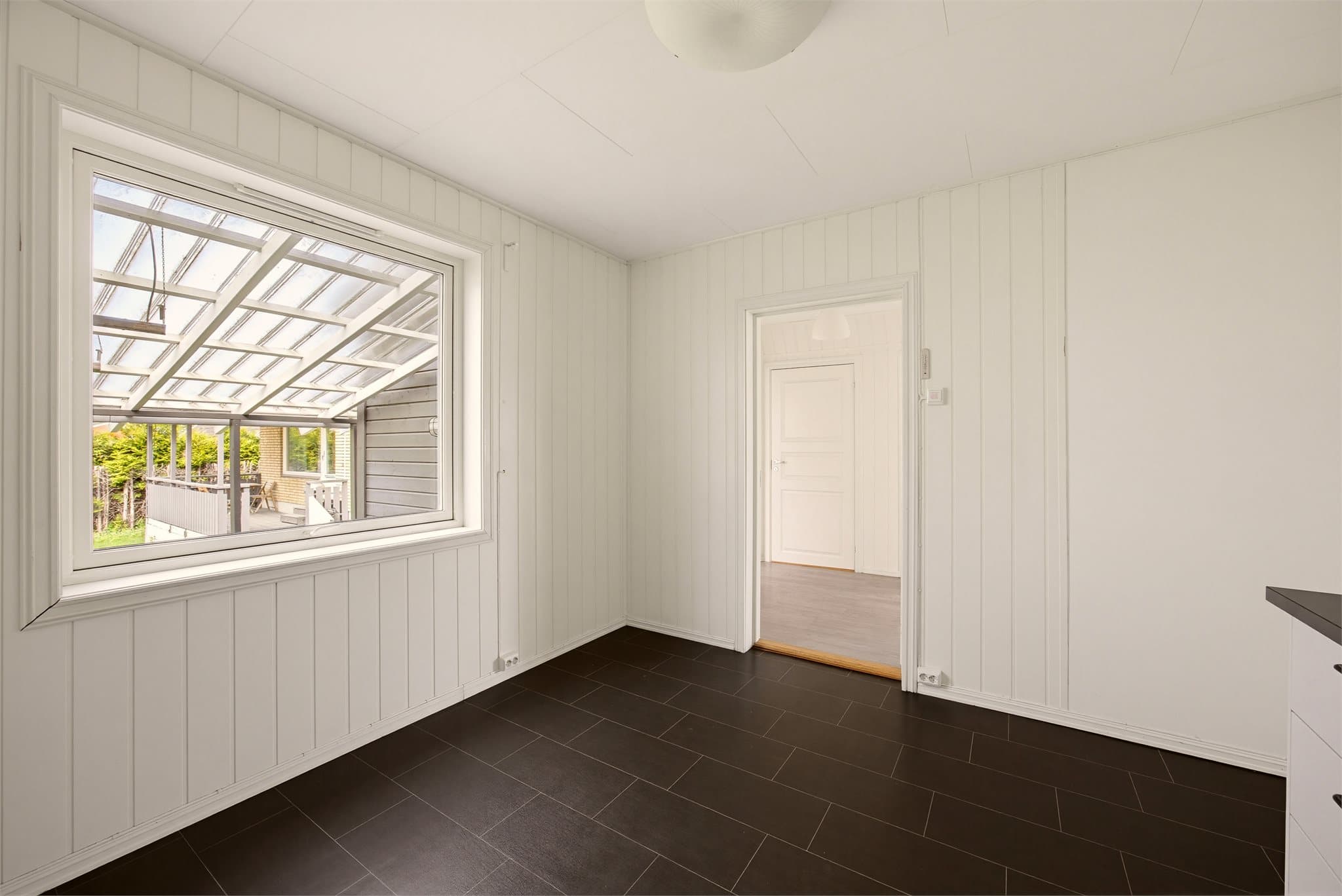 Det ligger i en egen sone med stort vindu og naturlig plass til spisebord, hvor du kan nyte en hyggelig utsikt mot hagen.