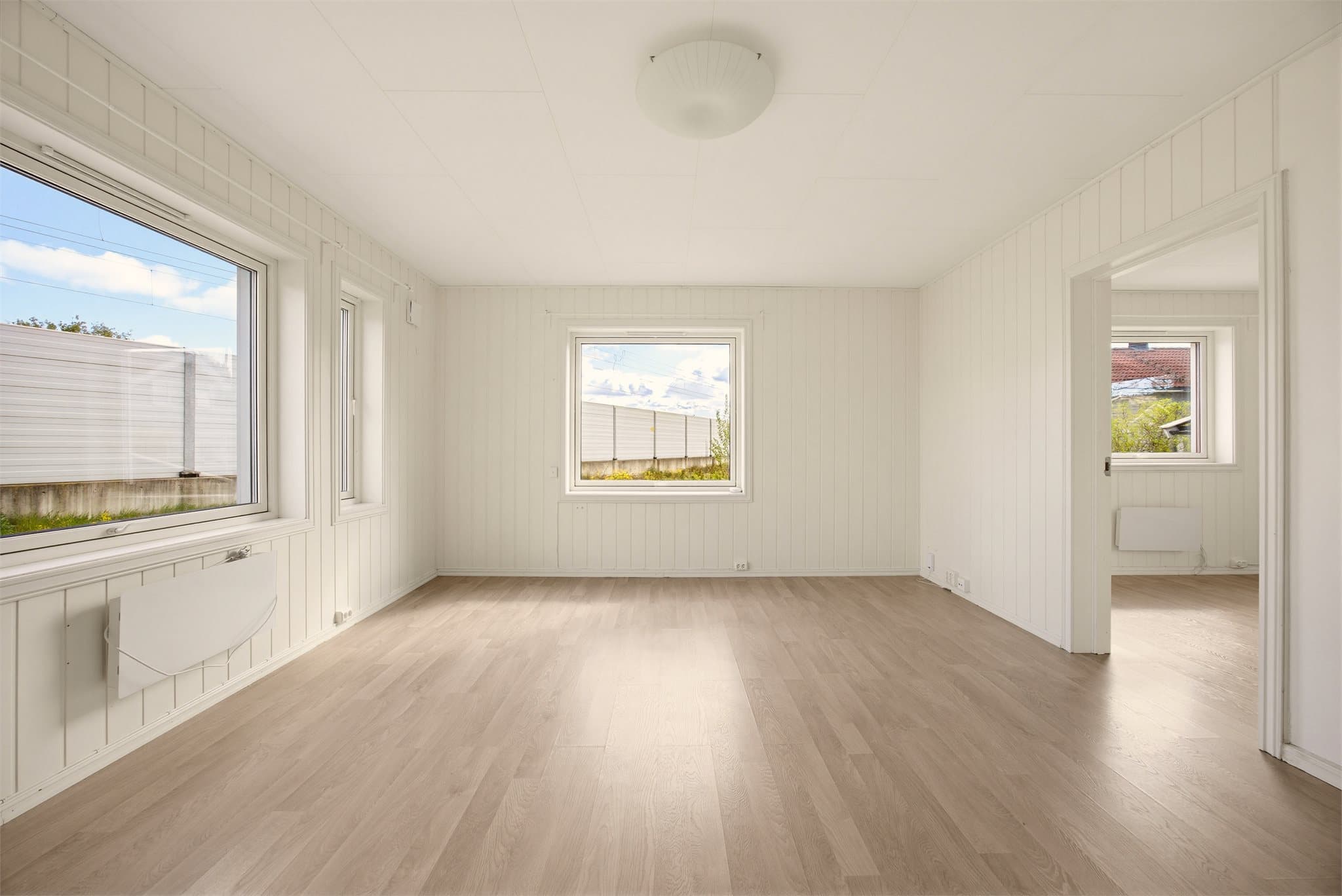 Enhet 1A - Pusset opp i 2016 med bla nye overflater, 3-lags vinduer og dører. Etasjen har en lys og åpen stue med store vindusflater som slipper inn rikelig med naturlig lys og skaper en luftig atmosfære.