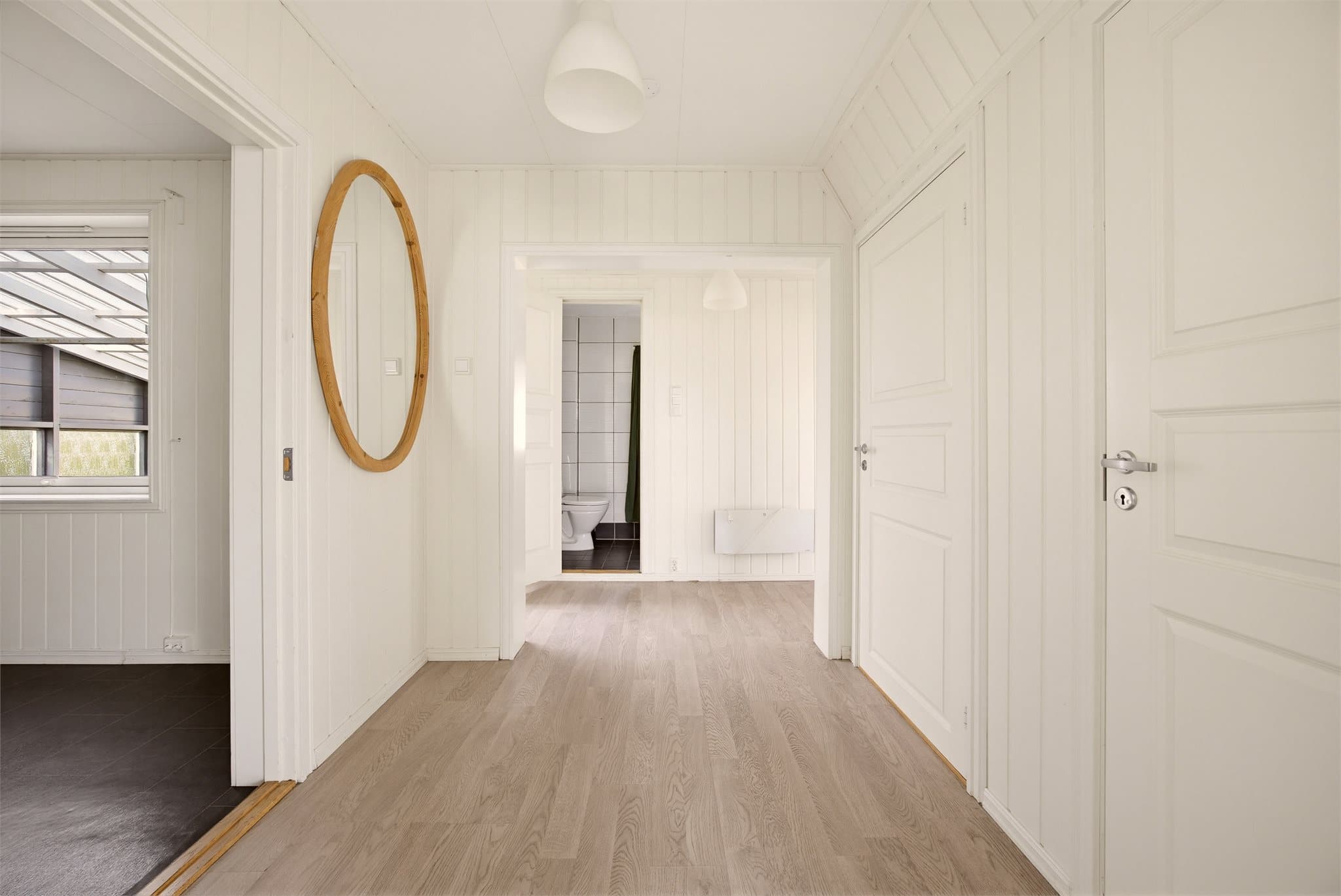 Hele første etasje (Enhet 1A) ble oppusset i 2016.
