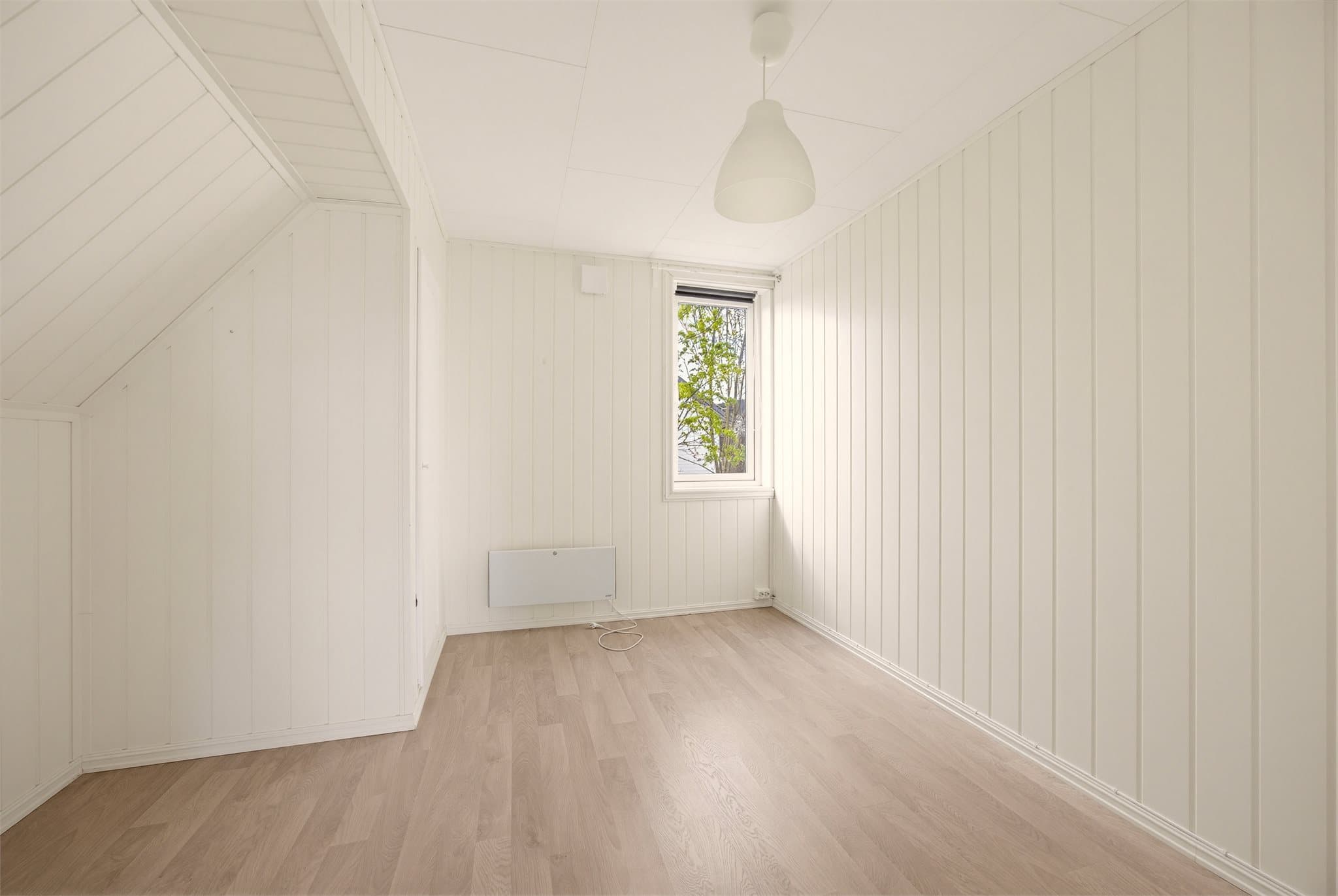 Store vinduer sørger for rikelig med naturlig lys og skaper en lys og trivelig atmosfære i alle rom.