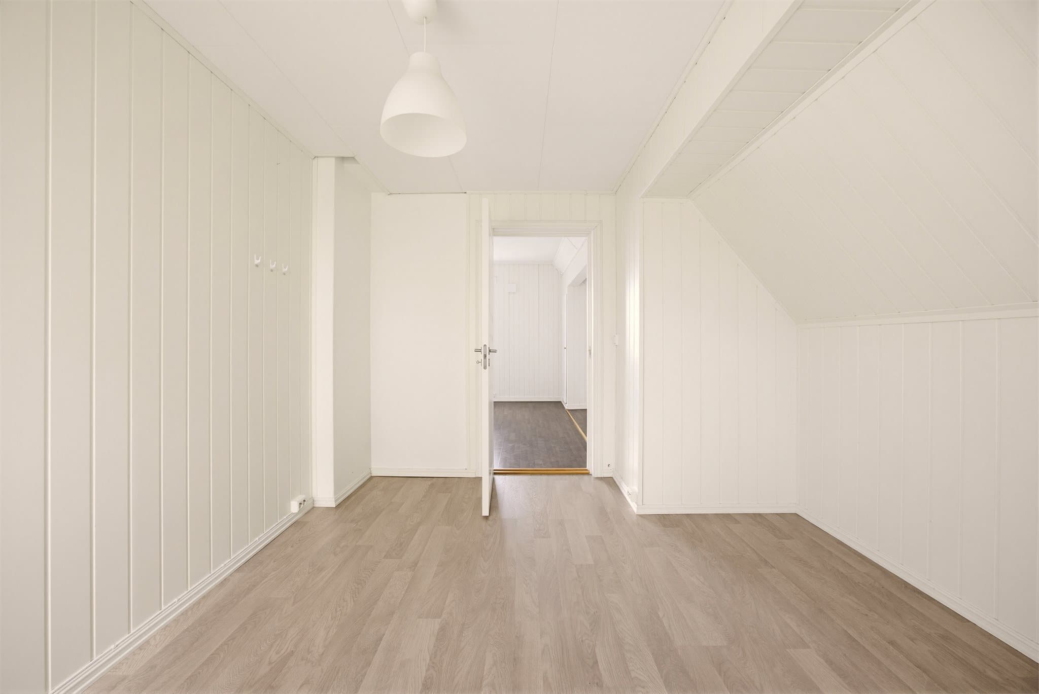 Alle soverommene har laminat på gulvet som gir et helhetlig og lettstelt uttrykk.