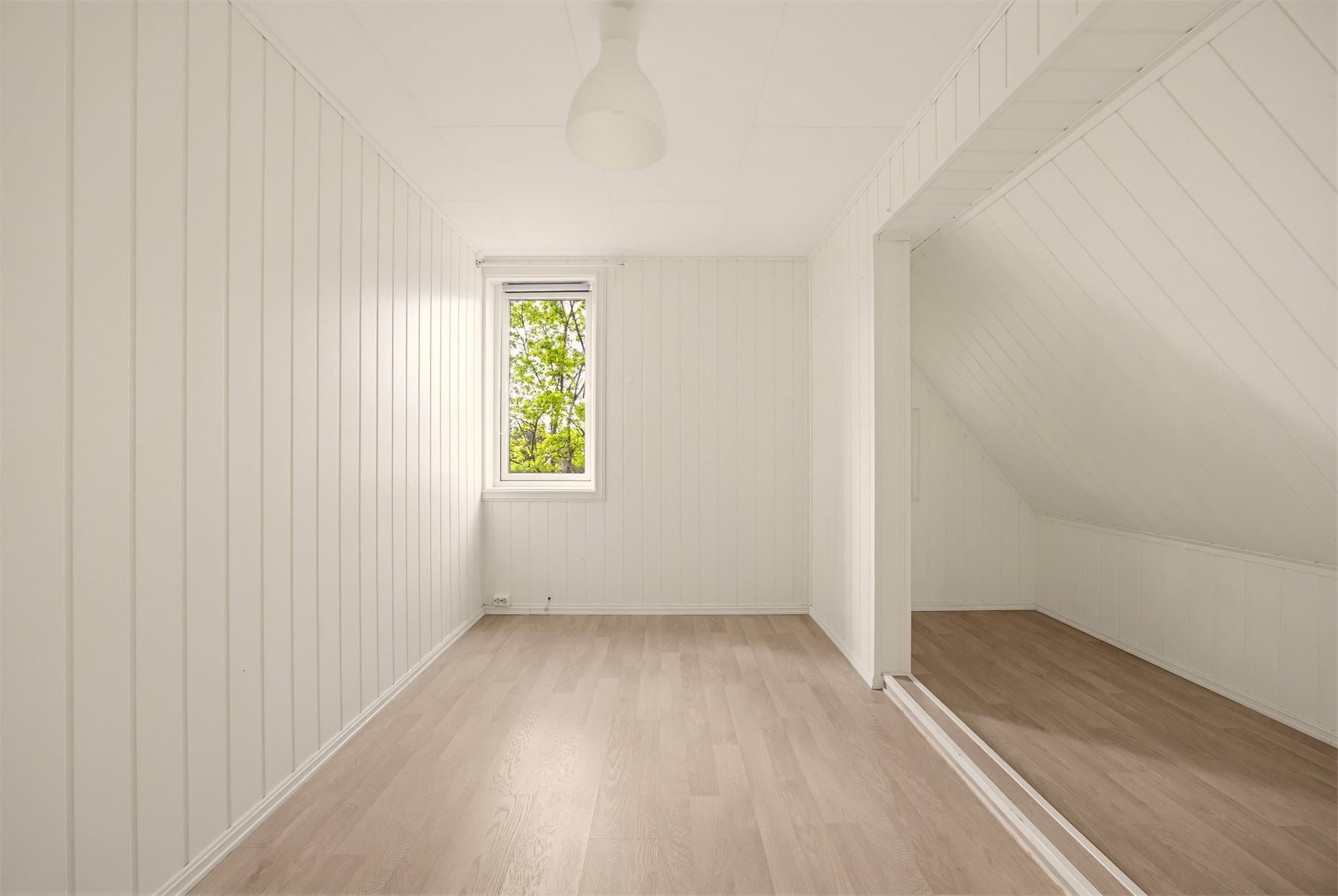Rommene har en funksjonell planløsning og en lys og trivelig atmosfære.